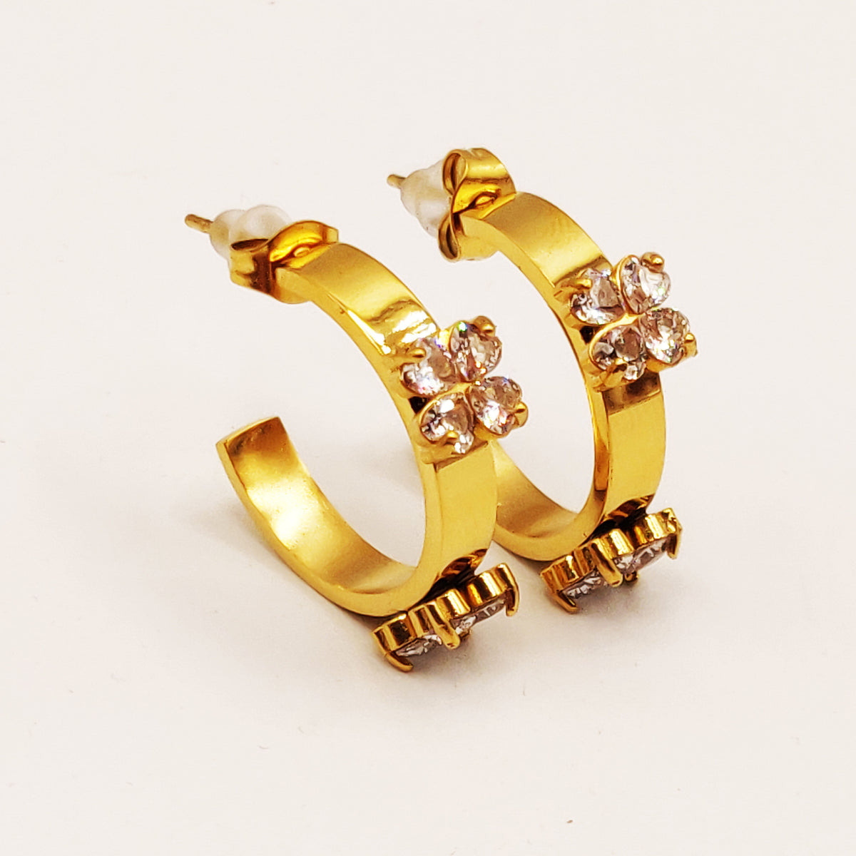 Boucles d'oreilles trèfles en or et diamants | KLENOTA Boucles d'oreilles trèfles en or et diamants | KLENOTA