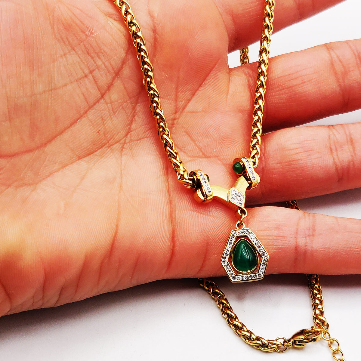 Chaîne En Or 18K GF Avec Un Pendentif Pierre Verte - Style élégant Et Naturel