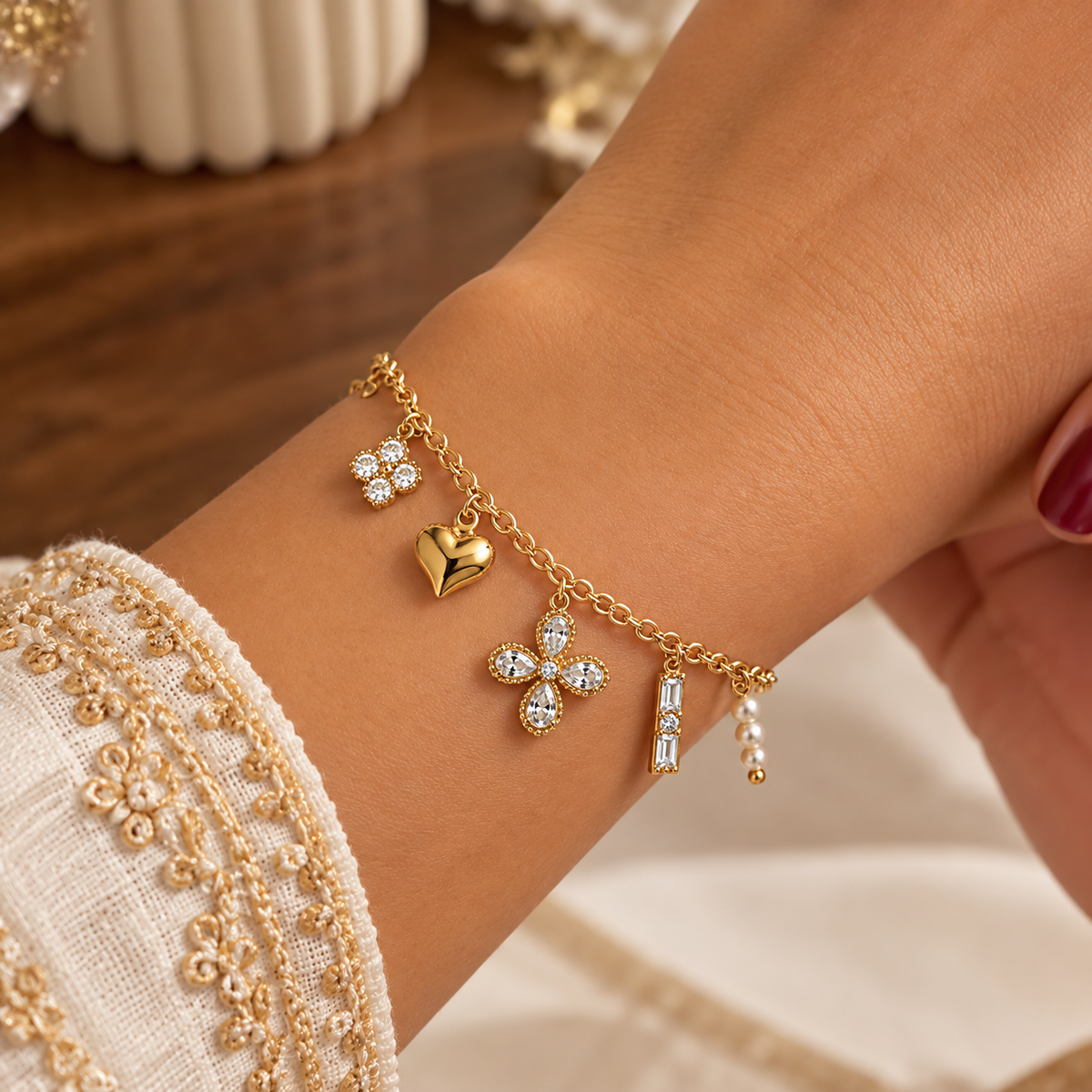 Bracelet Multi Pendentifs Trèfles Cristaux et Coeur Bombé Luxe