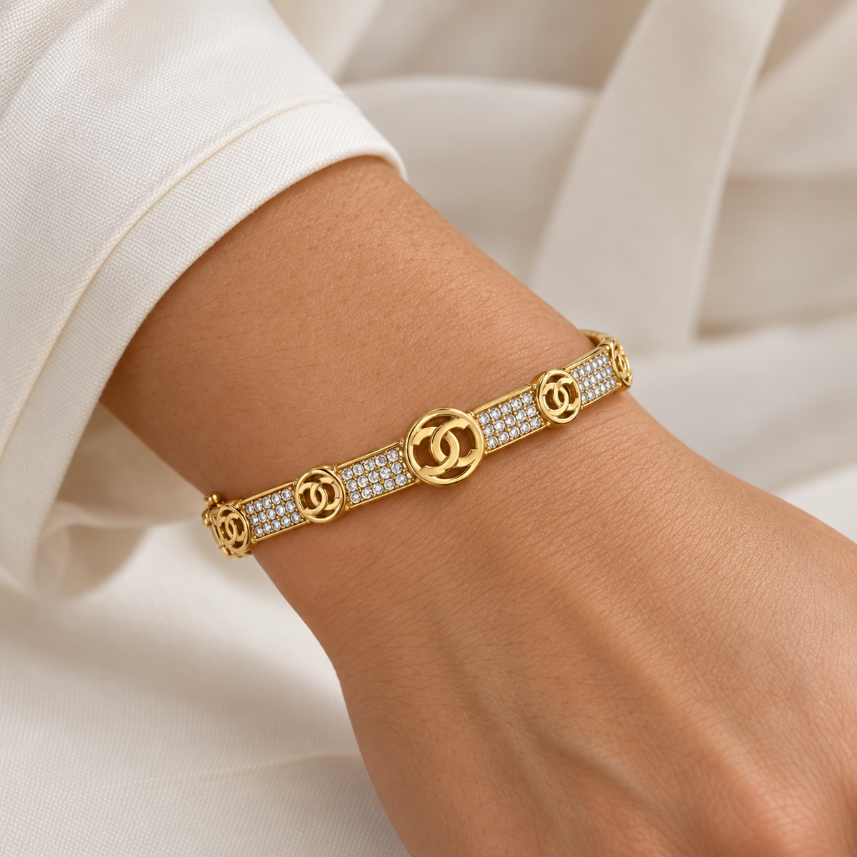 Bracelet Rigide Multi Double C et Cristaux Luxe