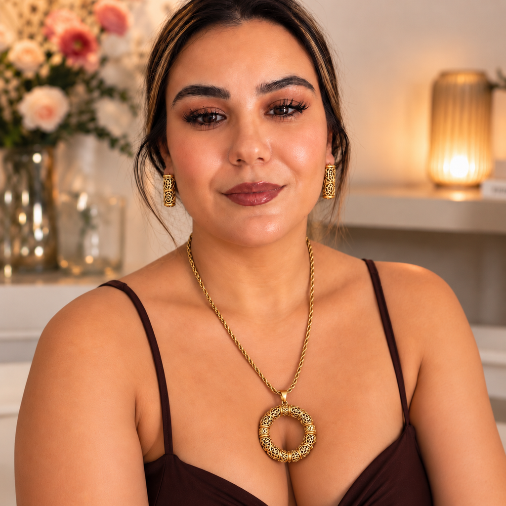 Ensemble Collier Long et Boucles d'oreilles Boules Motifs Orientaux et Barres Dorées Luxe