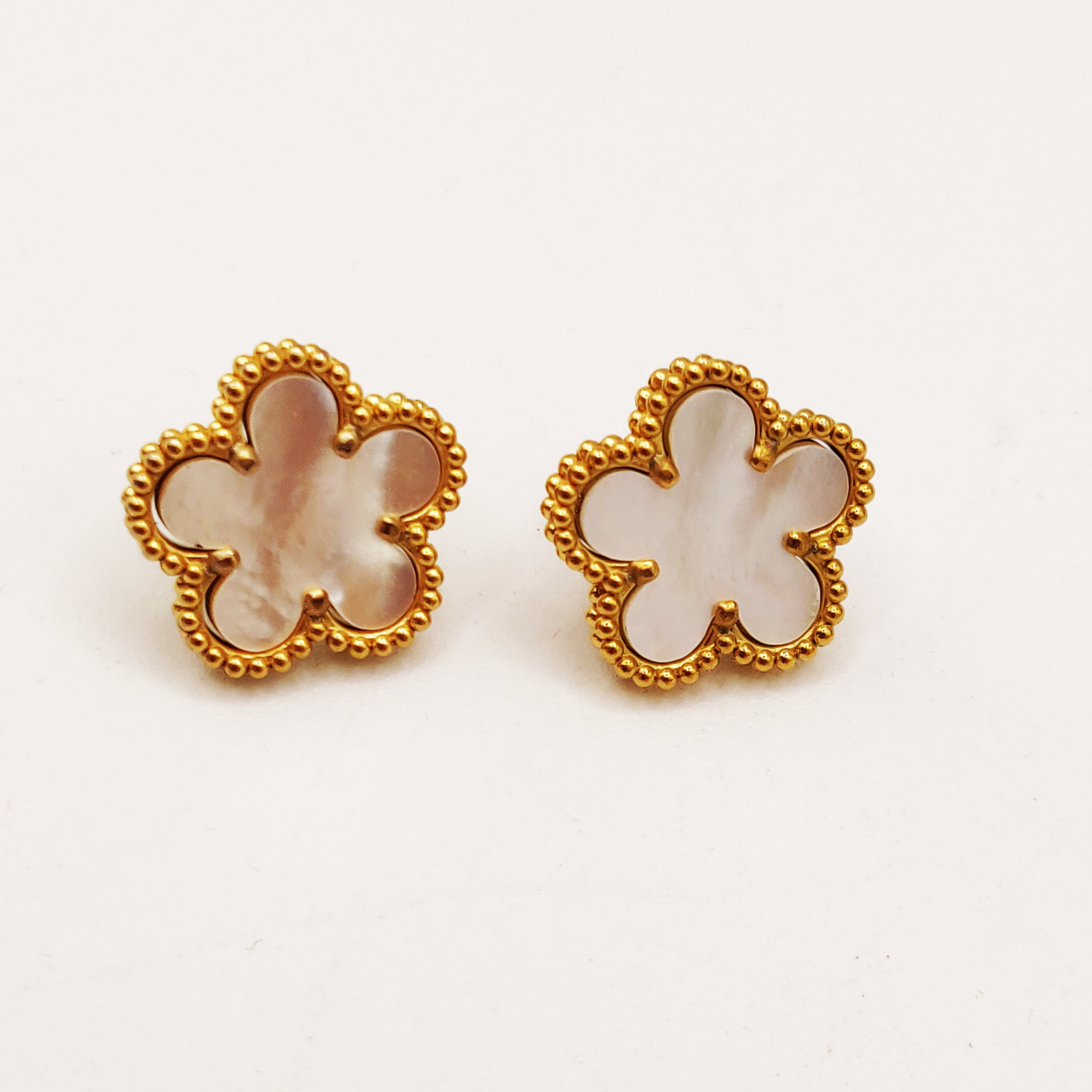 Boucles d'oreilles Multi Marguerites Blanches Tour Perles d'imitation Dorées Luxe