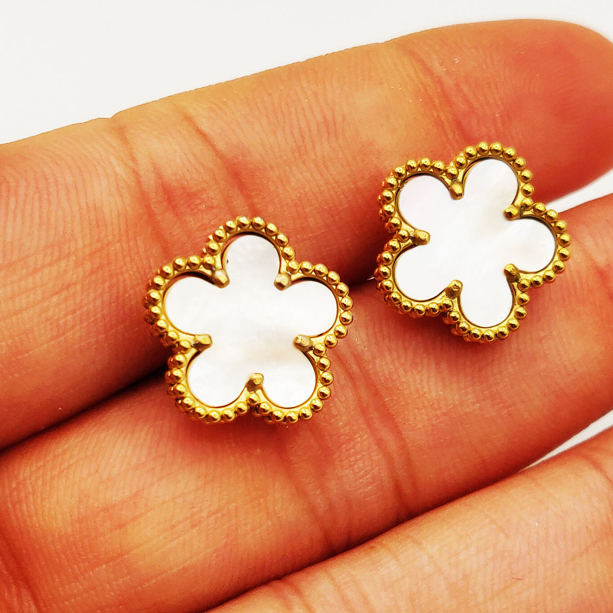 Boucles d'oreilles Multi Marguerites Blanches Tour Perles d'imitation Dorées Luxe