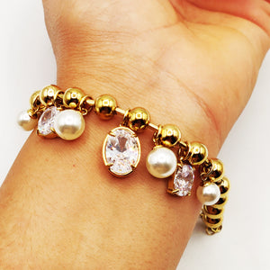 Bracelet Perles d'imitation Dorées Pendentifs Perles d'imitation Blanches et Gros Cristaux Luxe
