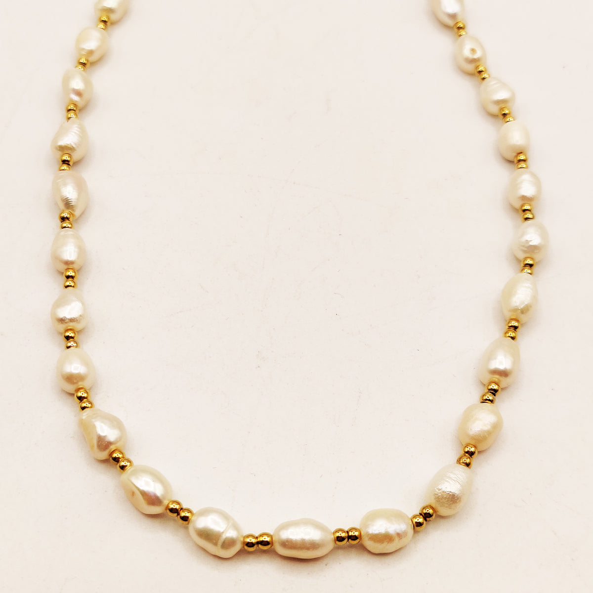 Collier Multi Perles d'imitation Blanches et Double Perles d'imitation Dorées