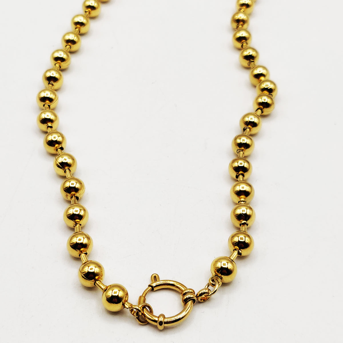 Collier Grosses Perles d'imitation Dorées et Cercle Luxe