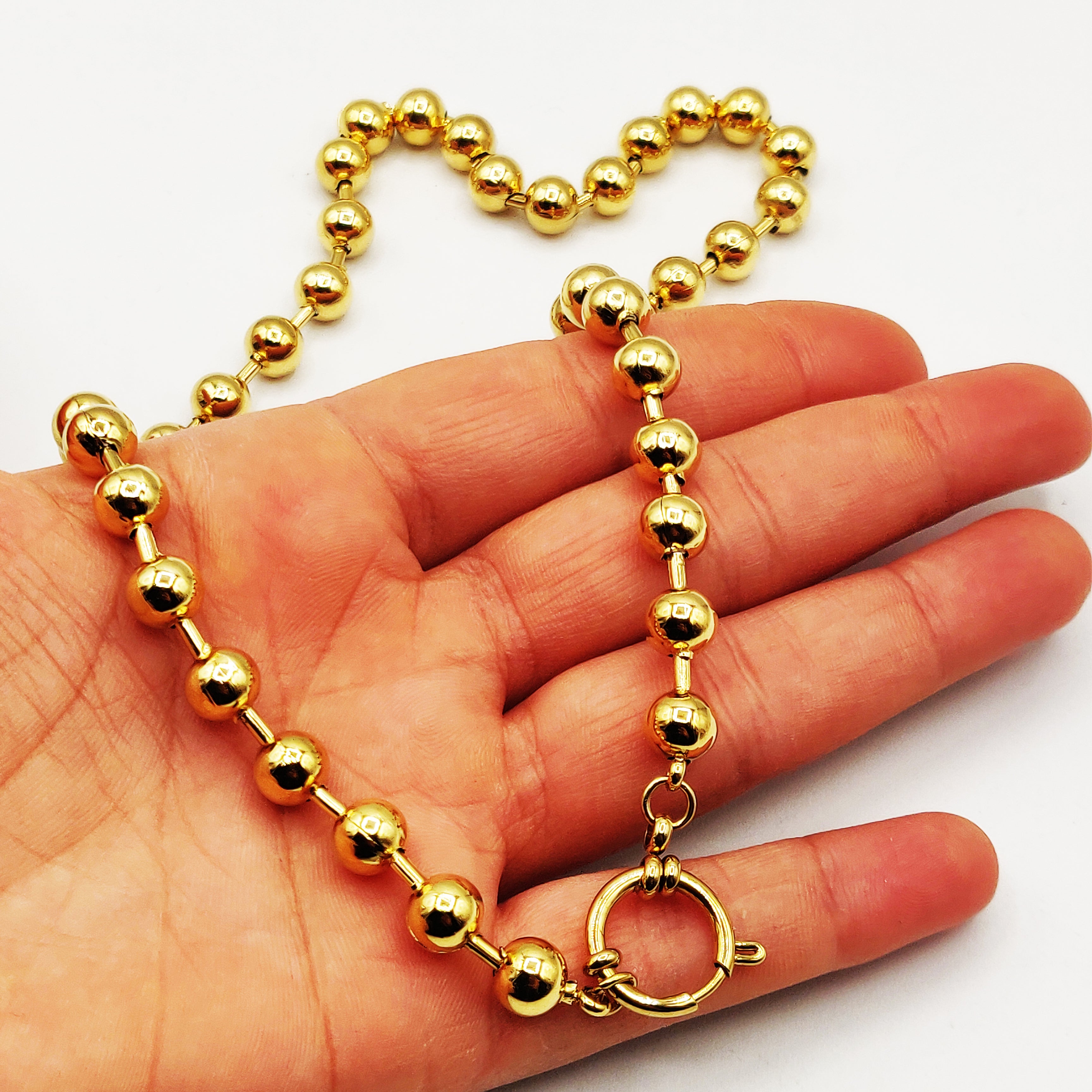 Collier Grosses Perles d'imitation Dorées et Cercle Luxe