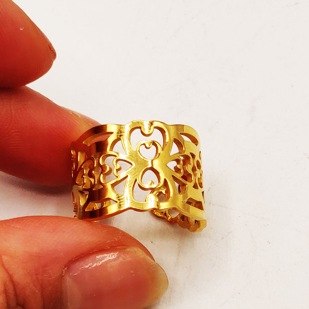 Grande Bague Creusée Motifs Coeurs