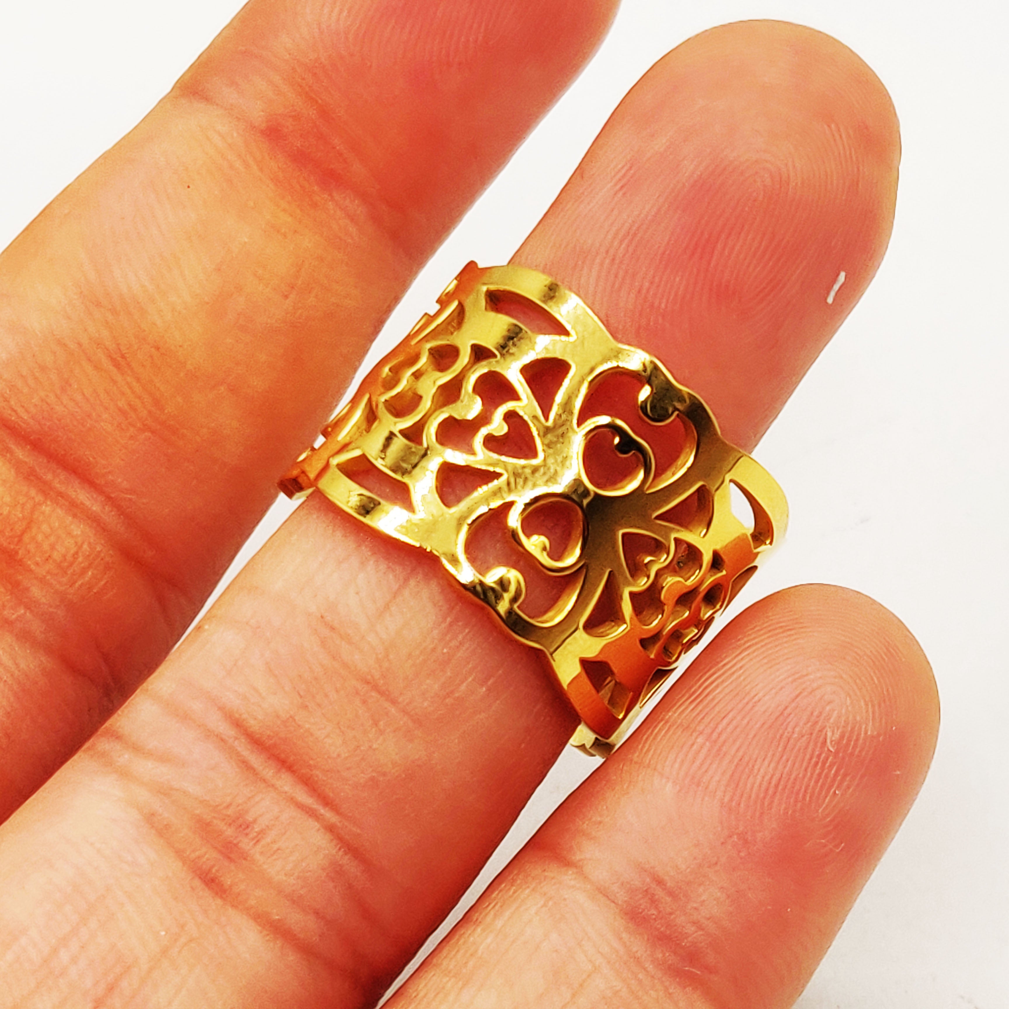 Grande Bague Creusée Motifs Coeurs