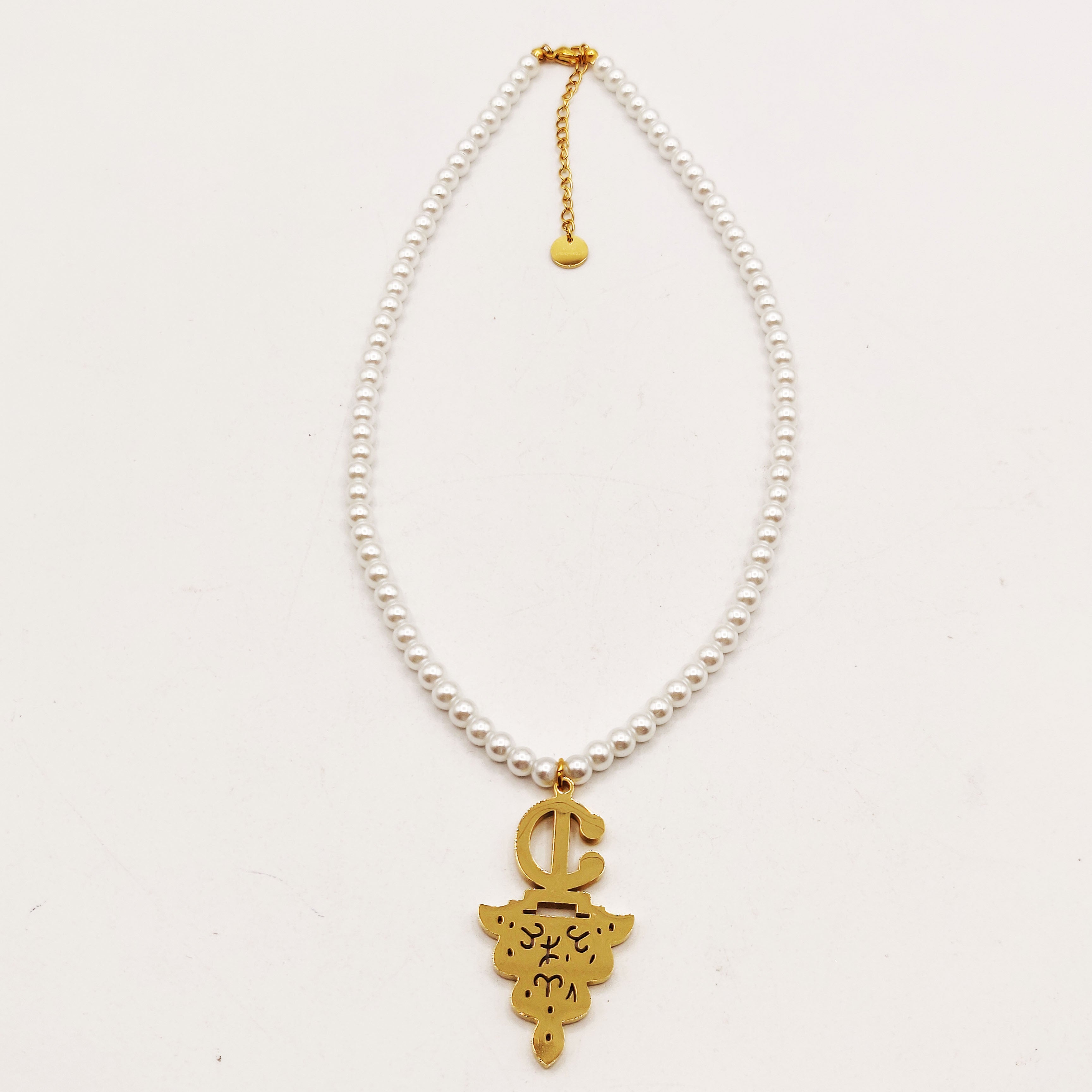 Collier Multi Perles d'imitation Blanches Pendentif Fibule Berbère