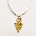 Collier Multi Perles d'imitation Blanches Pendentif Fibule Berbère