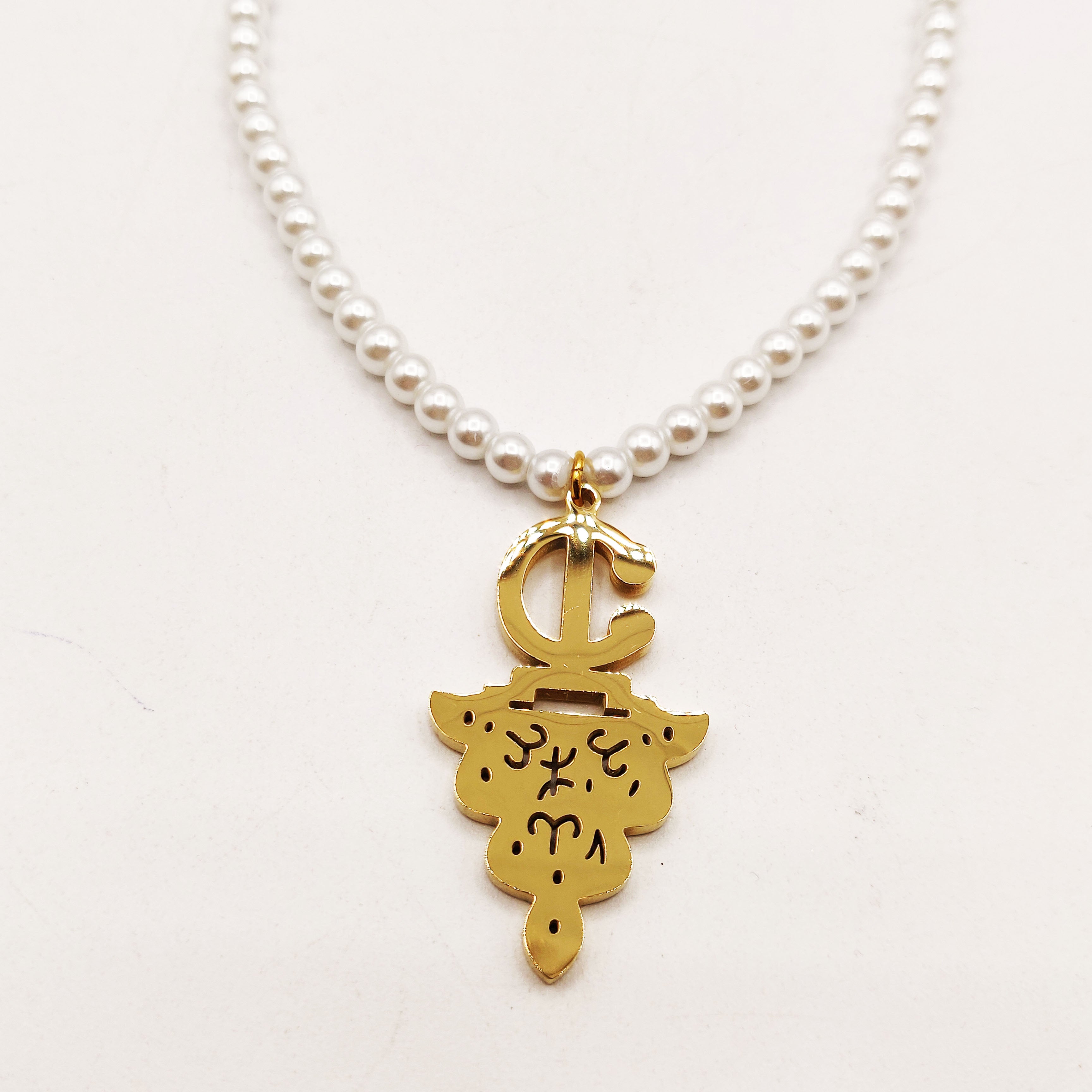 Collier Multi Perles d'imitation Blanches Pendentif Fibule Berbère