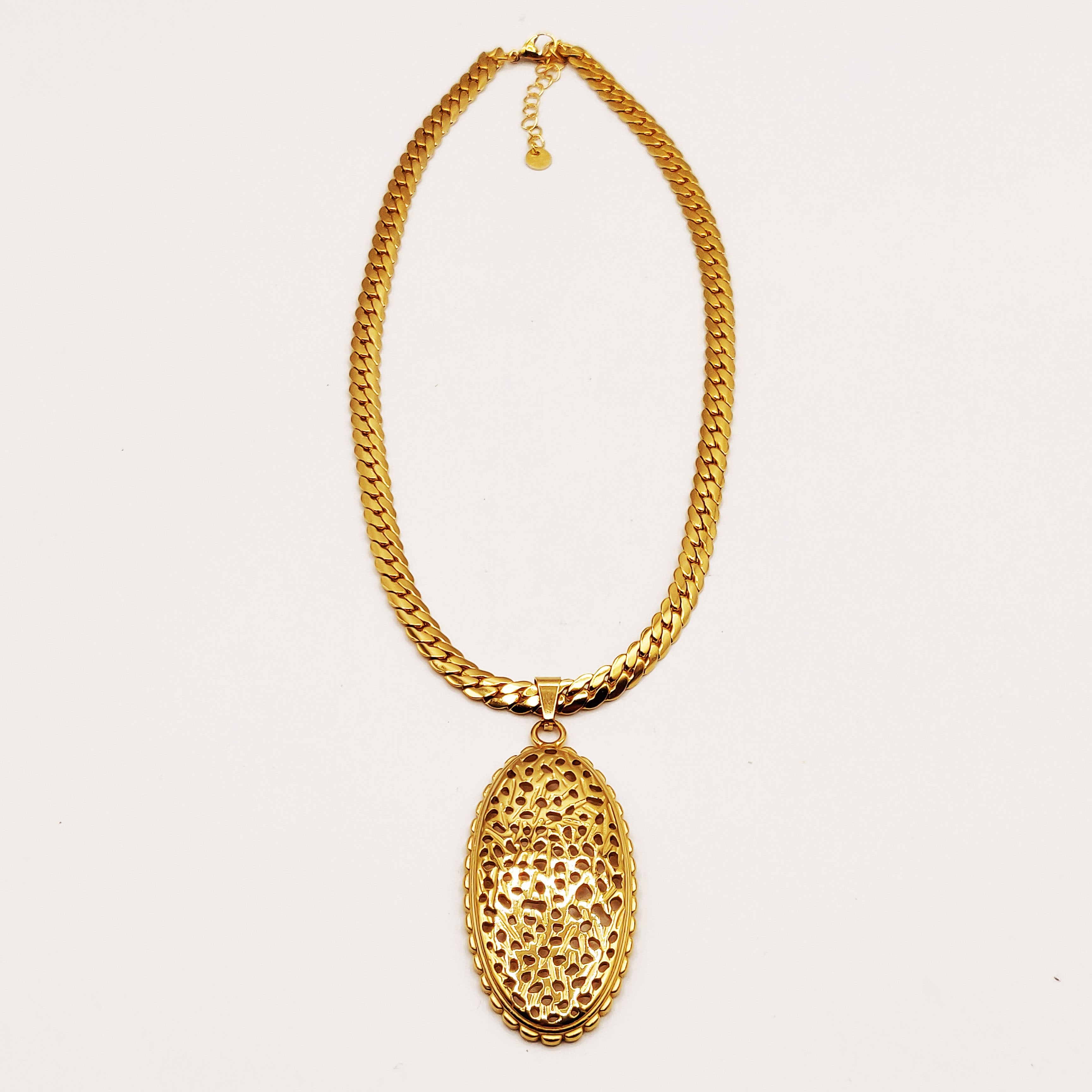Collier Tresse Resserrée Grand Pendentif Ovale Troué Luxe