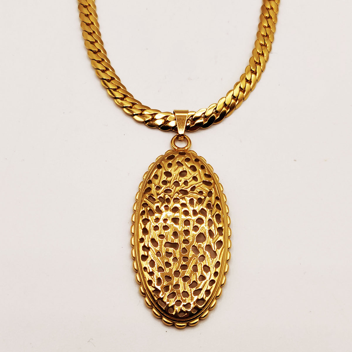 Collier Tresse Resserrée Grand Pendentif Ovale Troué Luxe