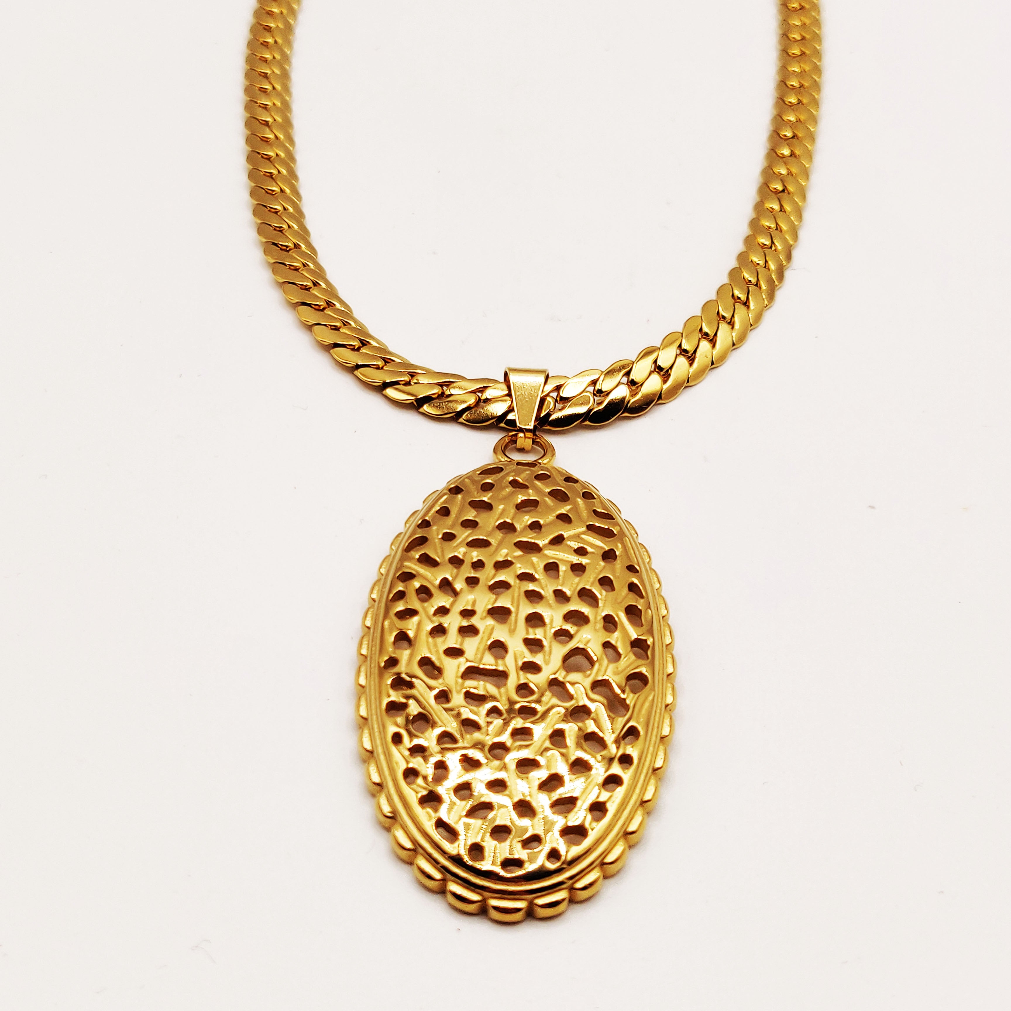 Collier Tresse Resserrée Grand Pendentif Ovale Troué Luxe
