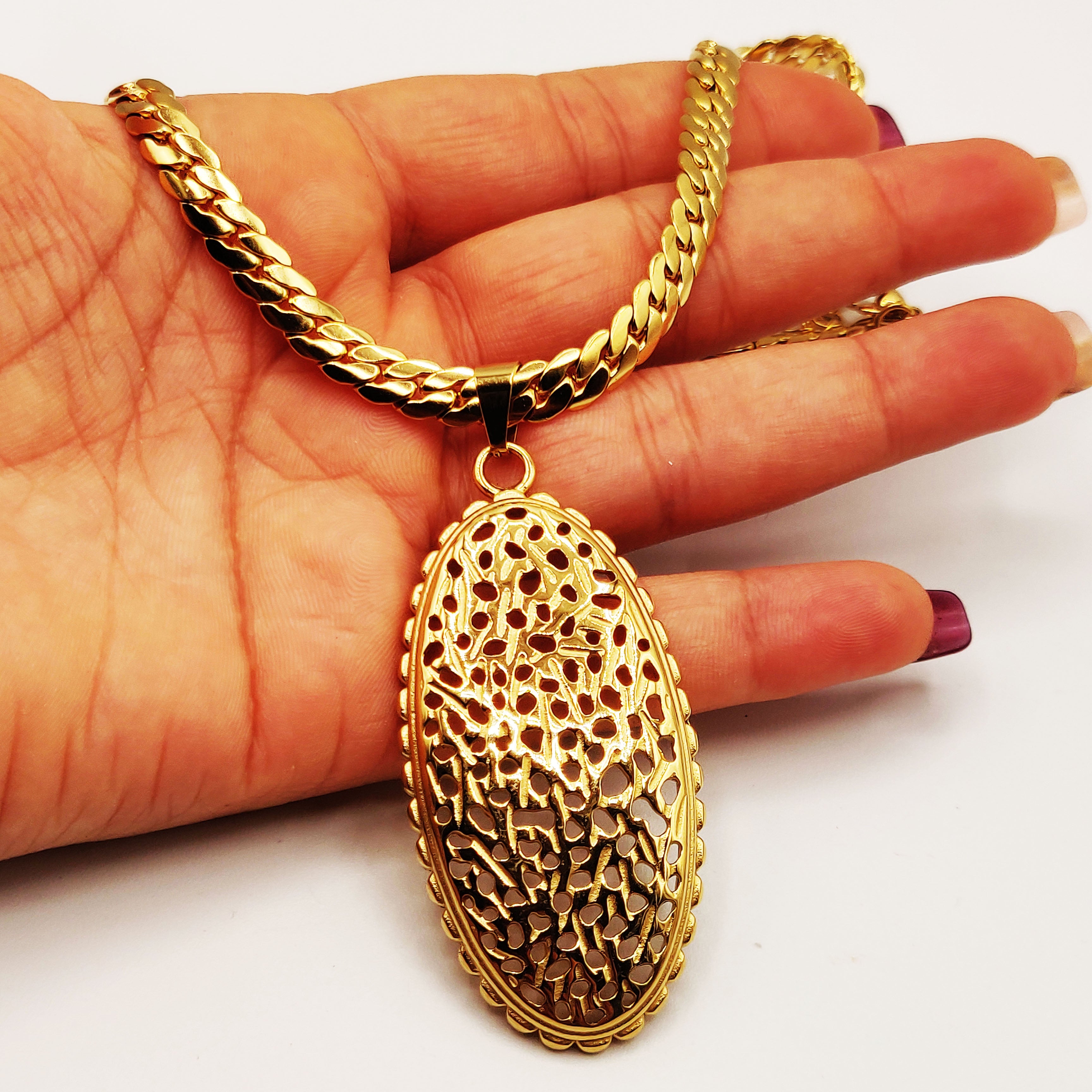 Collier Tresse Resserrée Grand Pendentif Ovale Troué Luxe