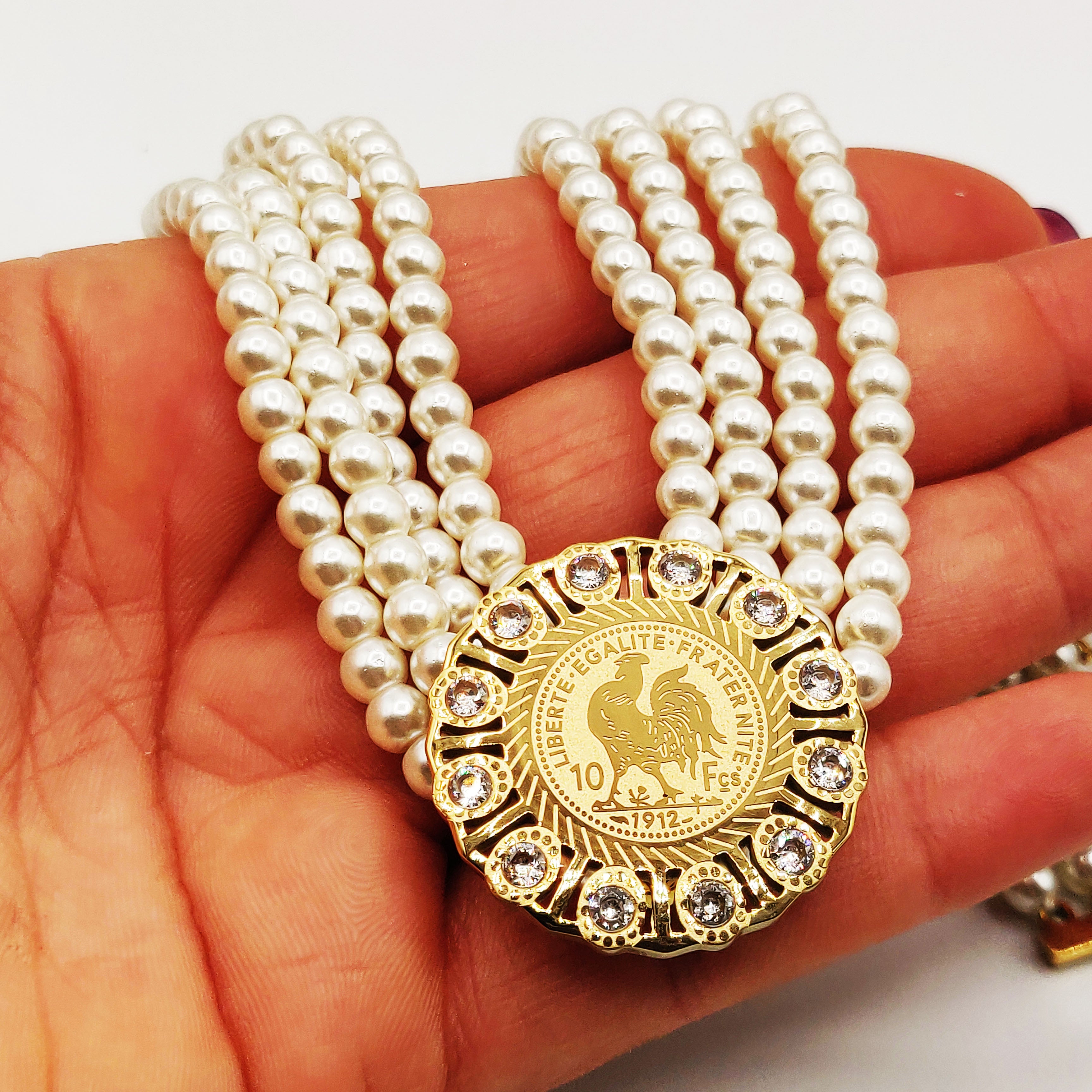 Collier Multirang de Perles d'imitation Pendentif Louise Coq Cristaux Luxe