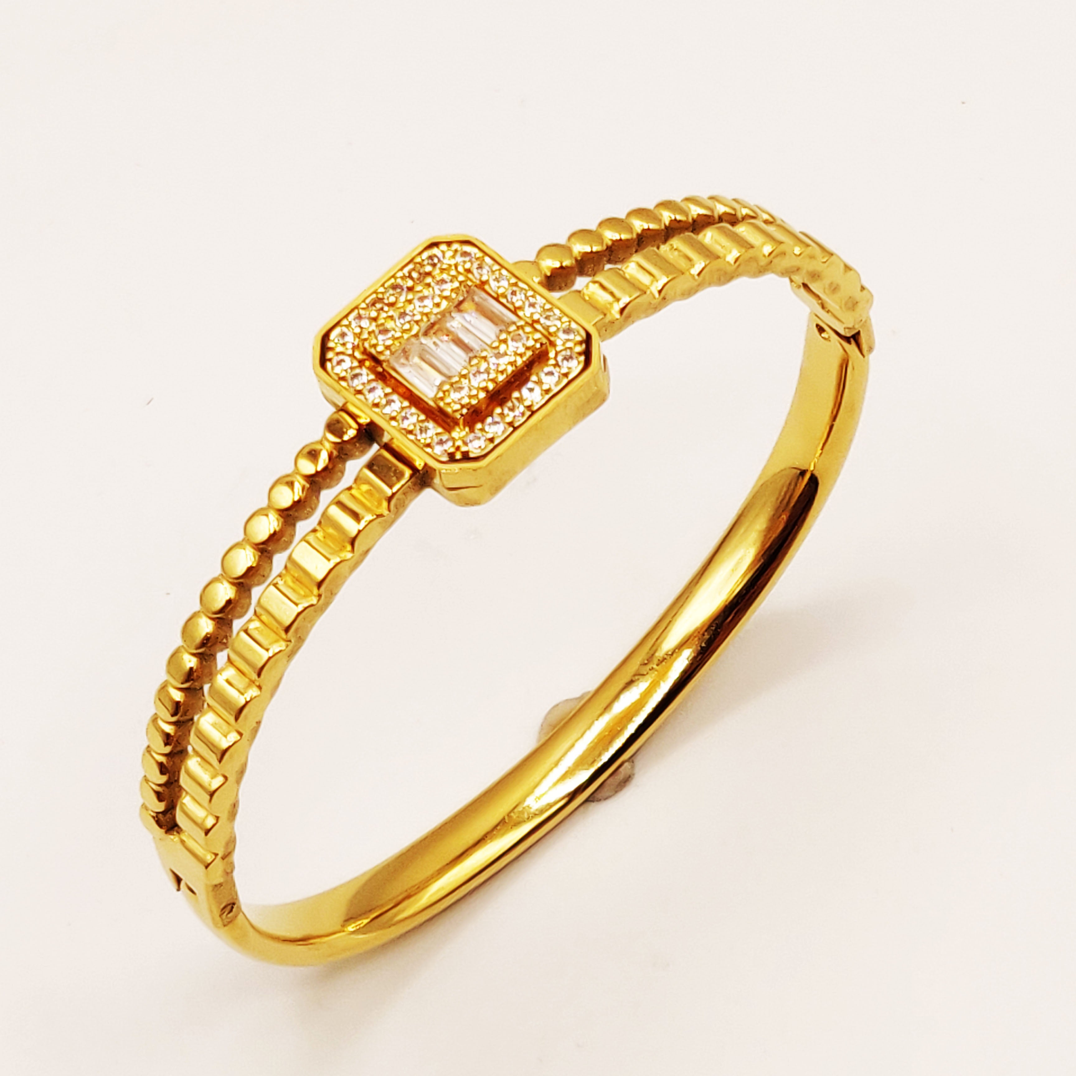 Bracelet Rigide Bosses Carré Cristaux Luxe Doré