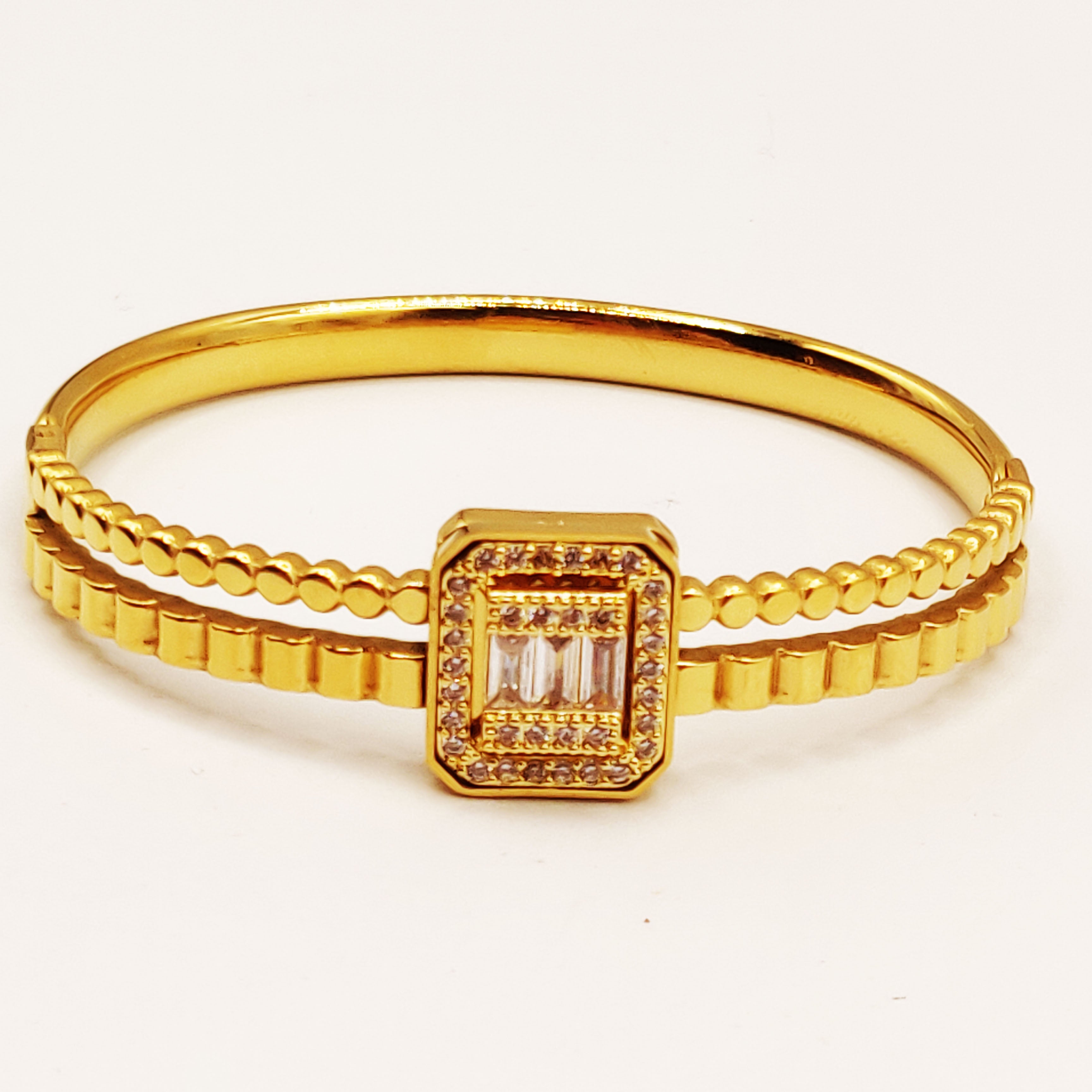 Bracelet Rigide Bosses Carré Cristaux Luxe Doré
