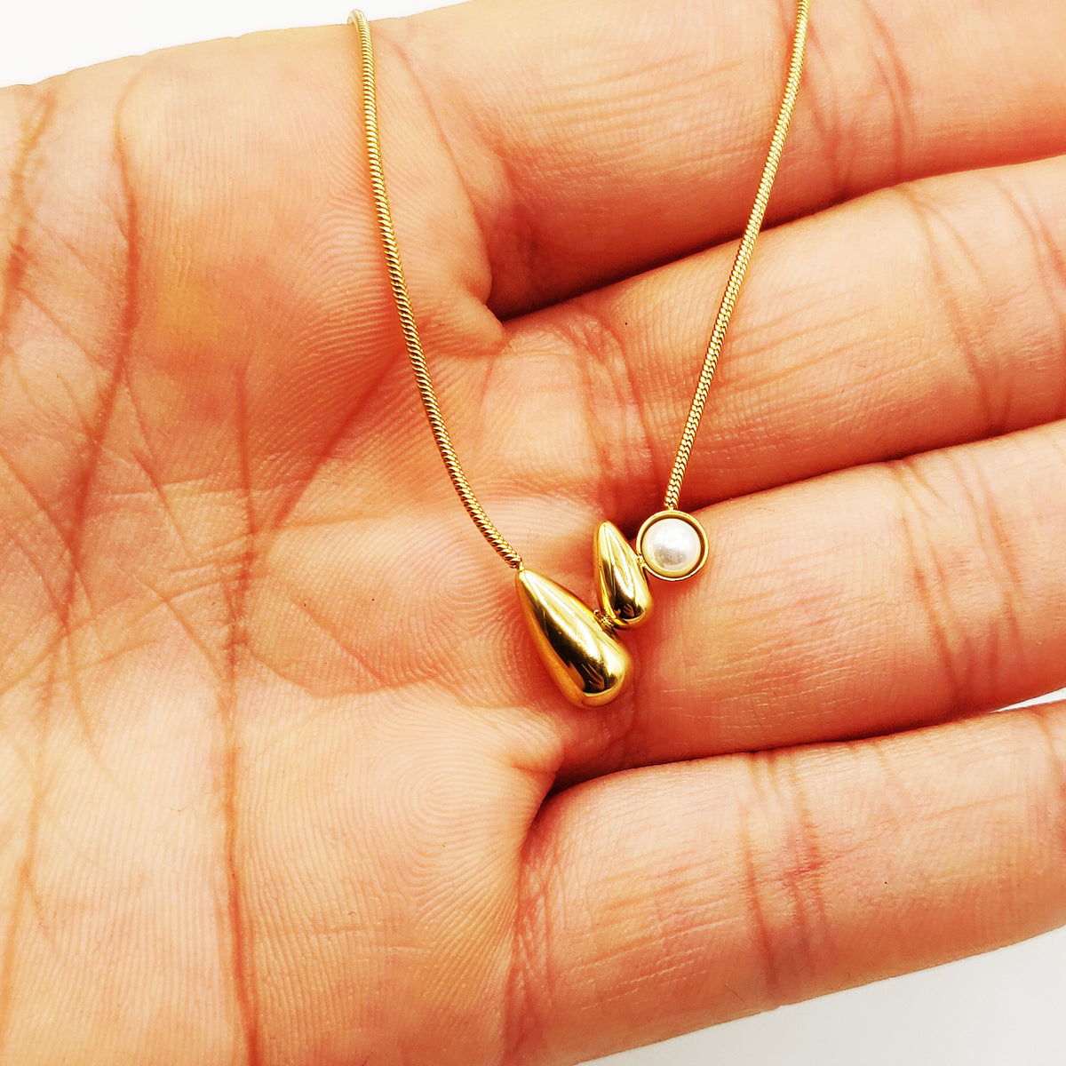 Collier Gouttes Bombées et Perle d'imitation Blanche