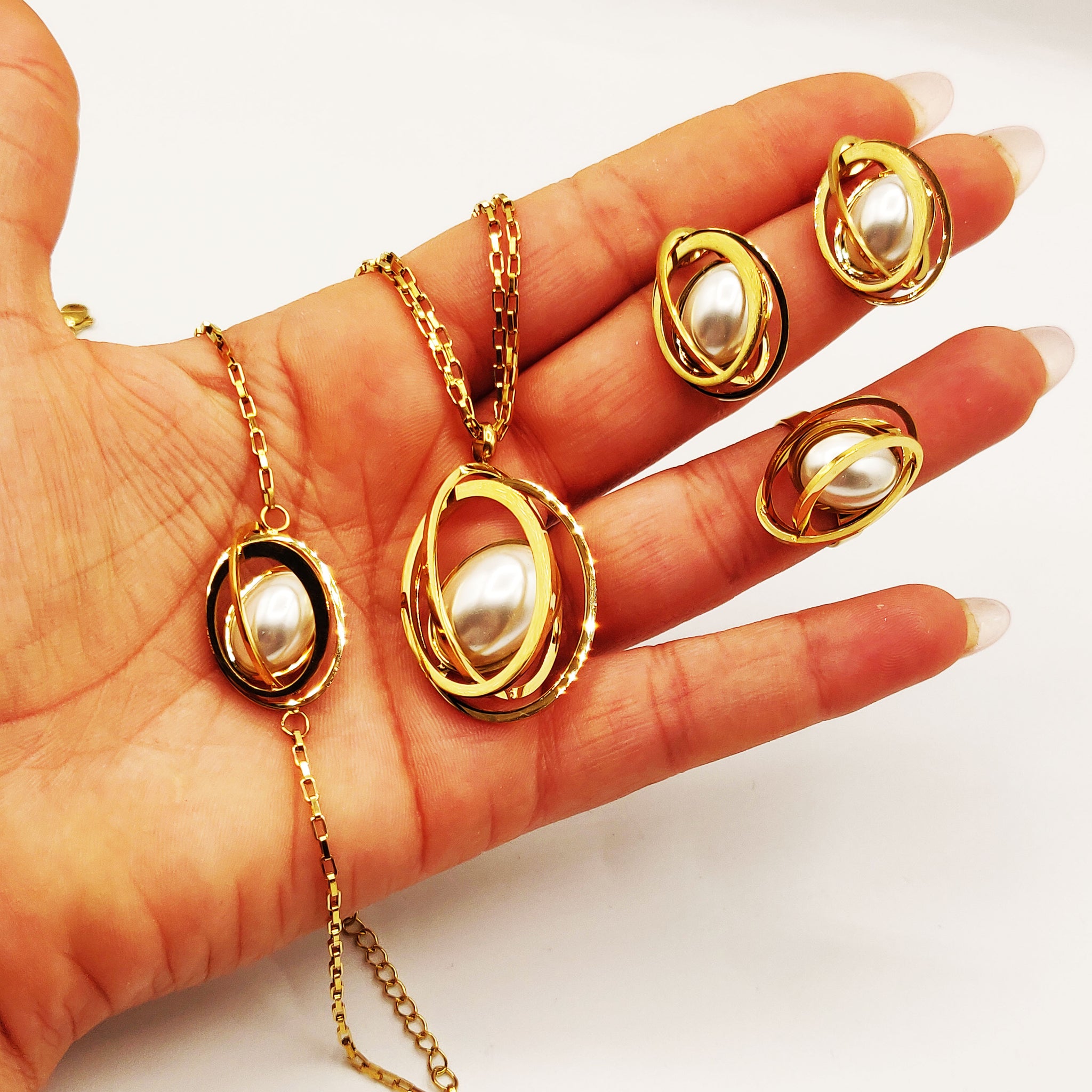 Ensemble De Bijoux Plaqué Or 4 Pièces Pour Femmes, Comprenant 1 Collier, 1 Paire De Boucles D'oreilles, 1 Bracelet Et 1 Bague, Avec Trois Couleurs De Cordes, Convient Pour riage, Fête, Fête Ensemble De Bijoux Plaqué Or 4 Pièces Pour Femmes, Comprenant 1 Collier, 1 Paire De Boucles D'oreilles, 1 Bracelet Et 1 Bague, Avec Trois Couleurs De Cordes, Convient Pour riage, Fête, Fête