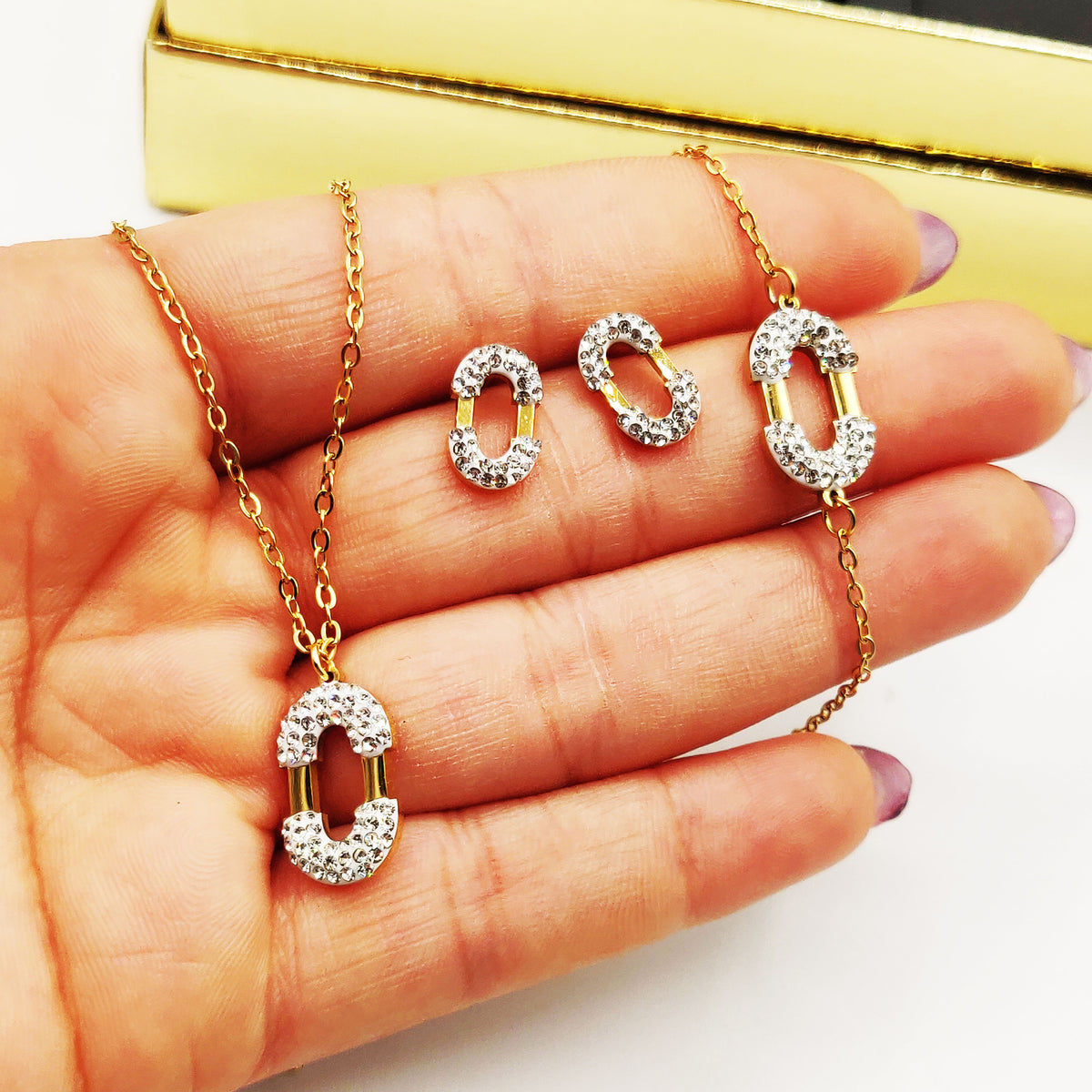 Coffret Collier, Bracelet et Boucles d'oreilles Double U Cristaux et Roses Rouges