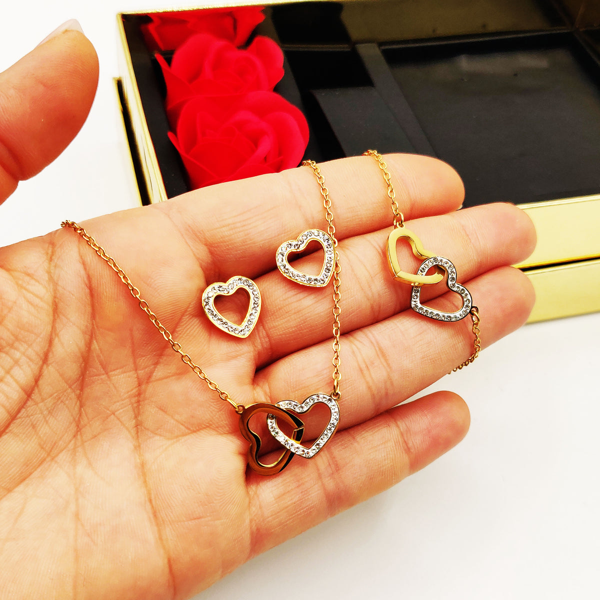 Coffret Collier, Bracelet et Boucles d'oreilles Double Coeurs Cristaux et Roses Rouges