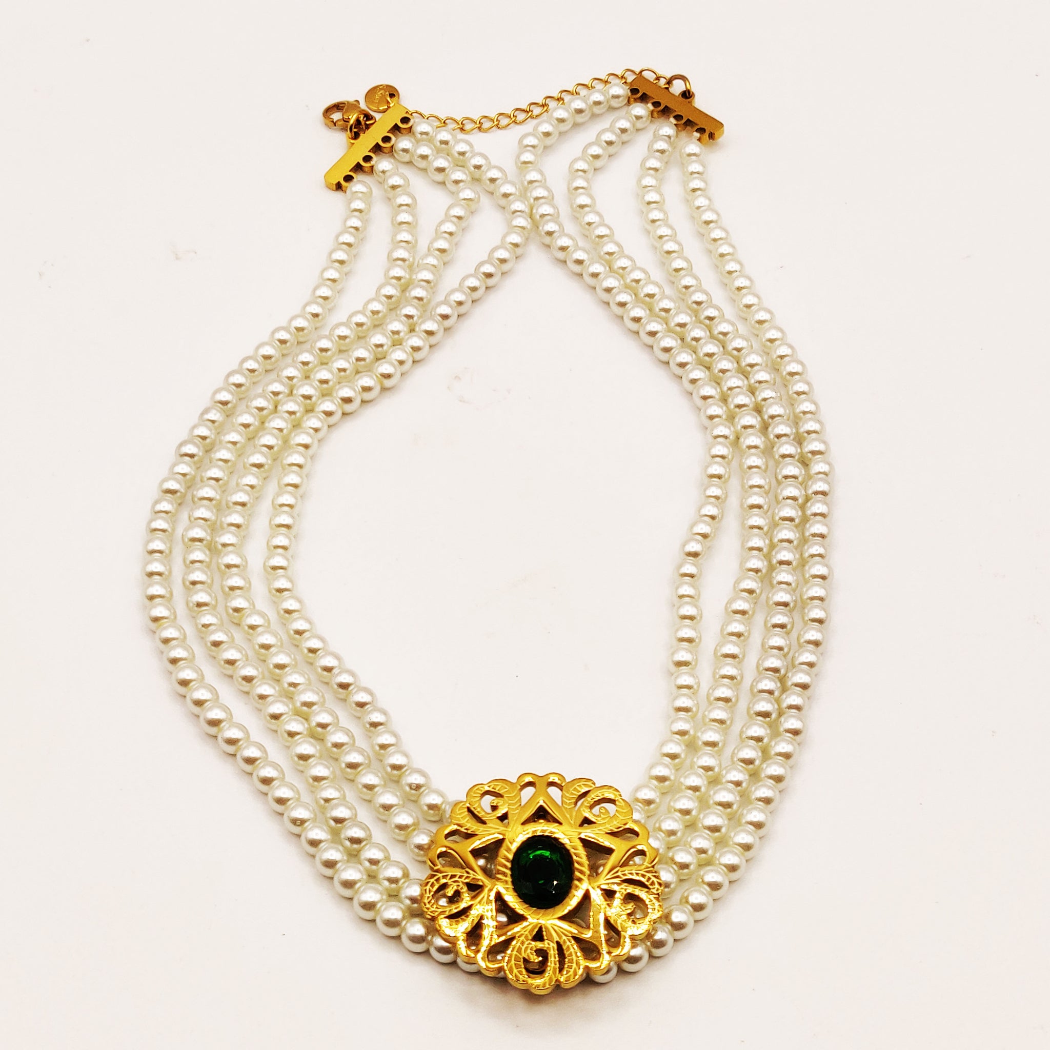Collier Multi Rangs Perles d'imitation Blanches Motif Oriental Pierre Verte