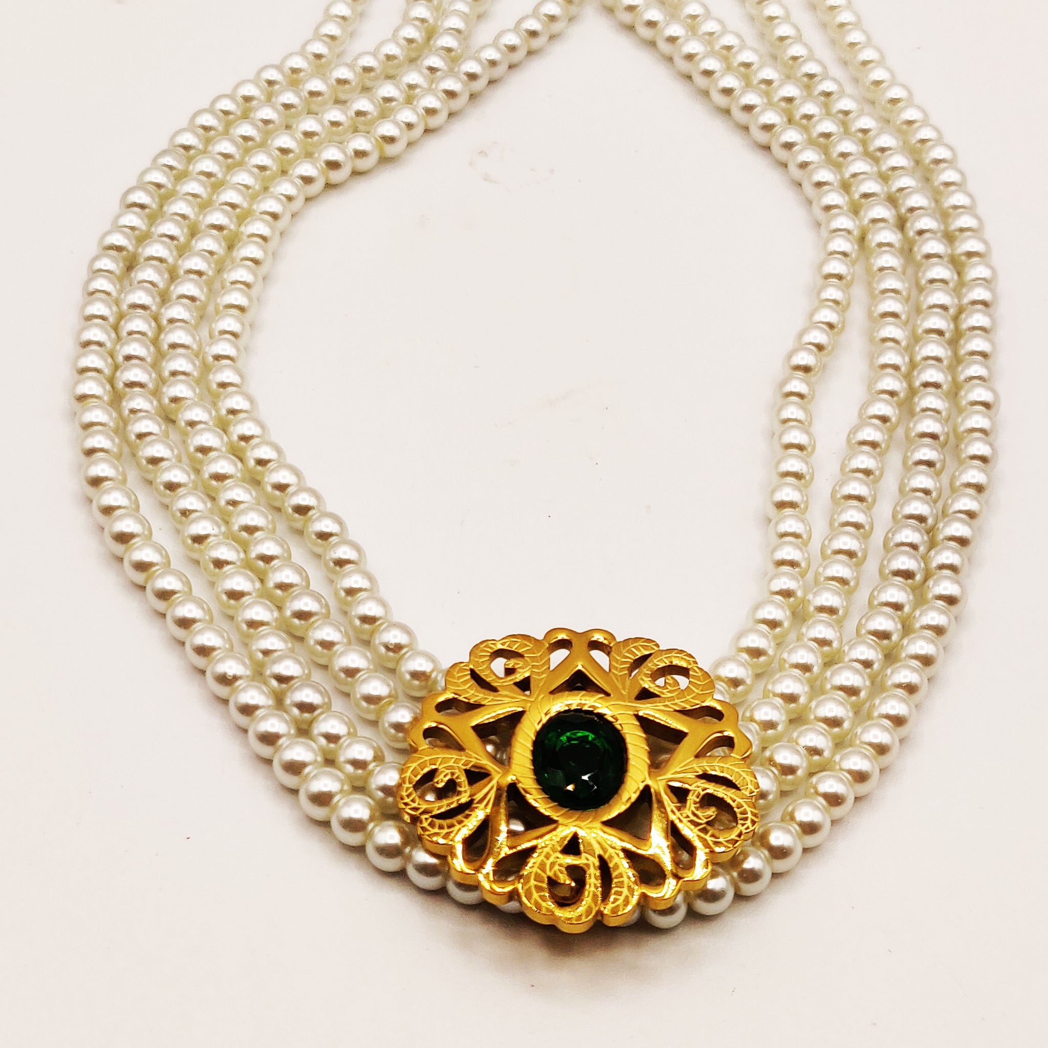 Collier Multi Rangs Perles d'imitation Blanches Motif Oriental Pierre Verte