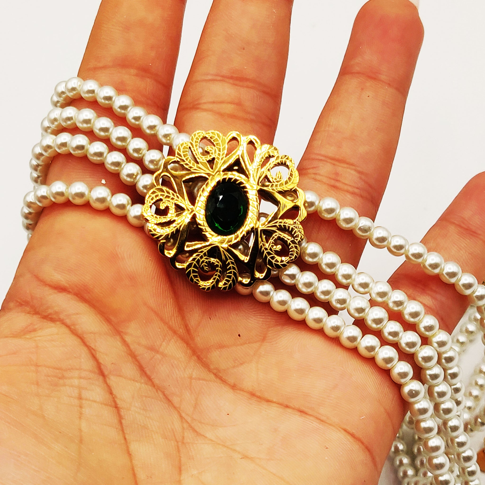 Collier Multi Rangs Perles d'imitation Blanches Motif Oriental Pierre Verte