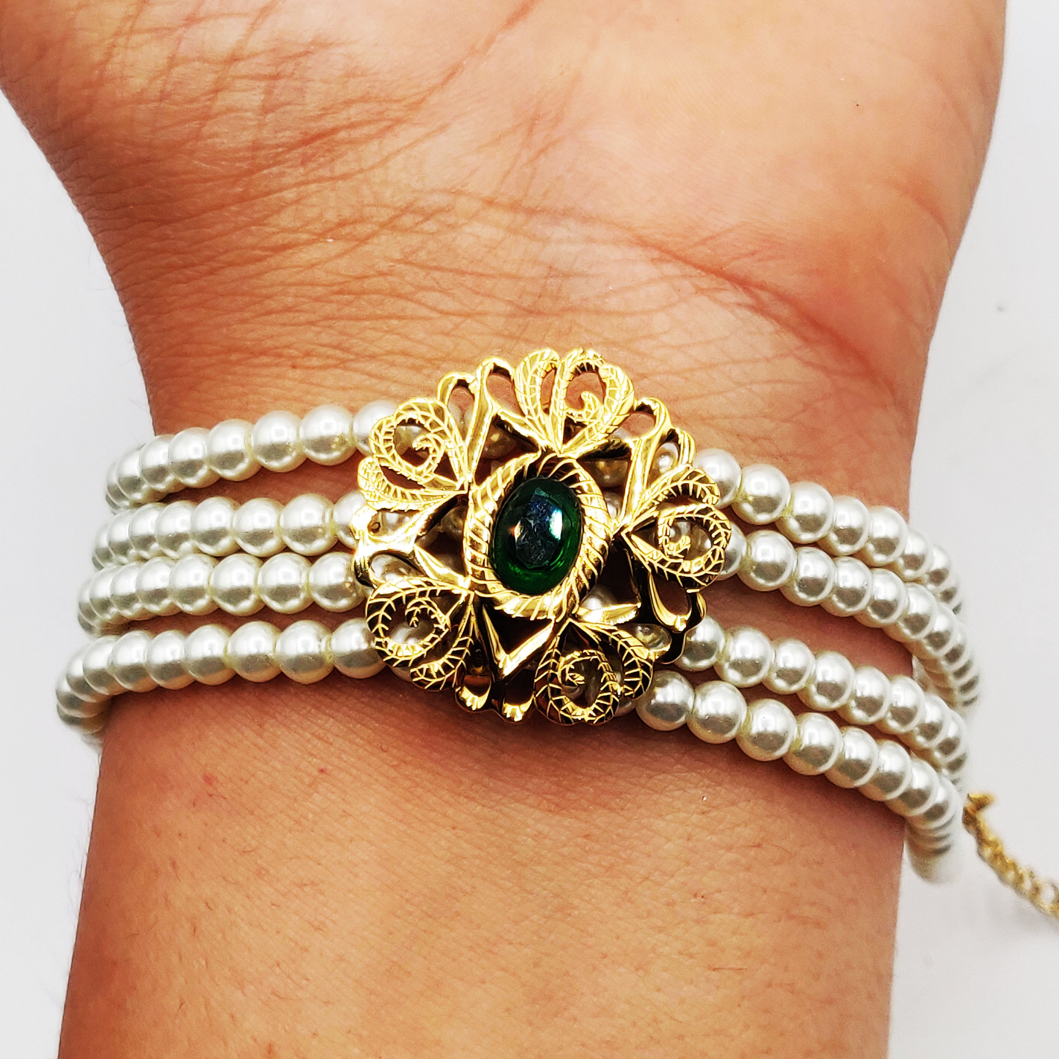 Bracelet Multi Rangs Perles d'imitation Blanches Motif Oriental Pierre Verte