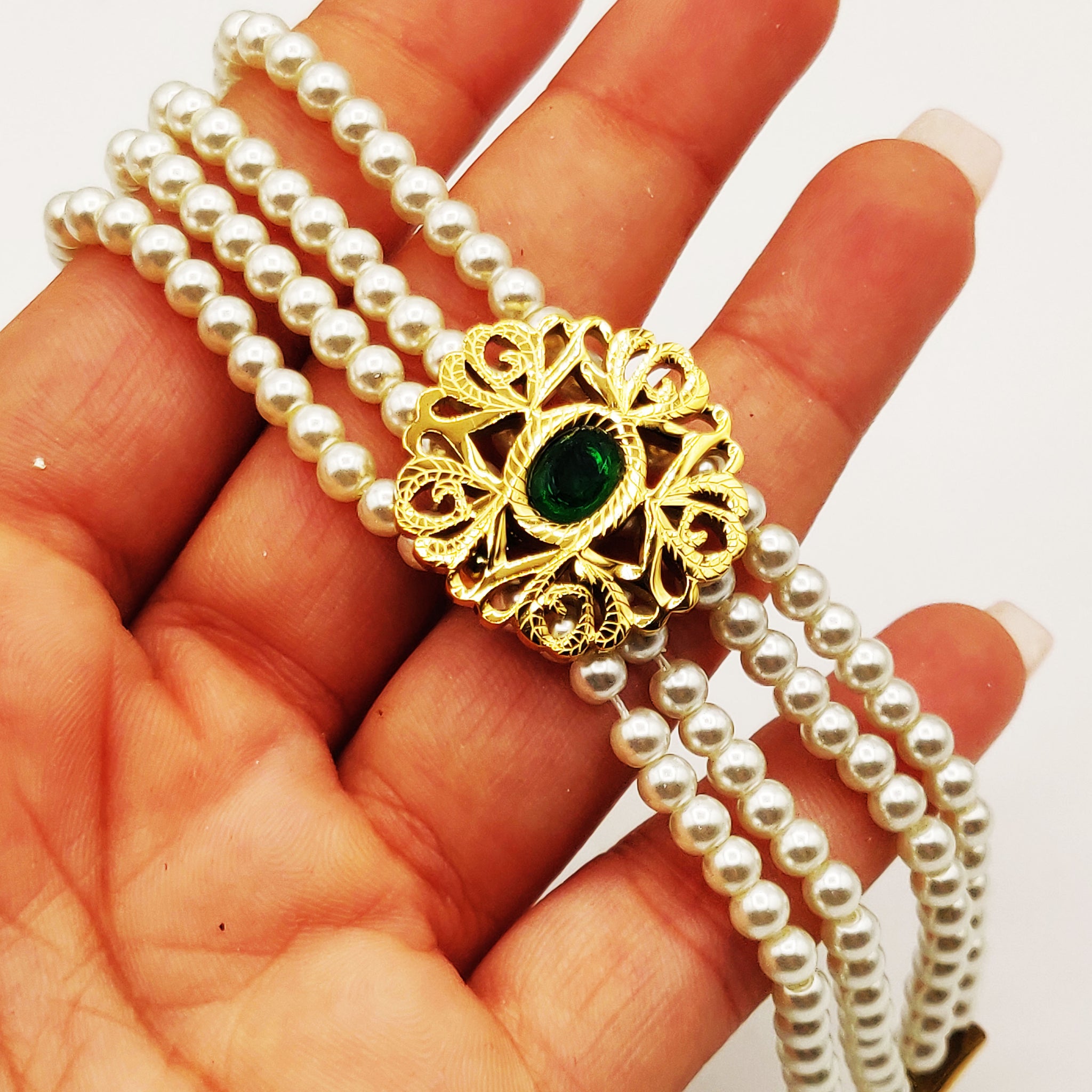 Bracelet Multi Rangs Perles d'imitation Blanches Motif Oriental Pierre Verte