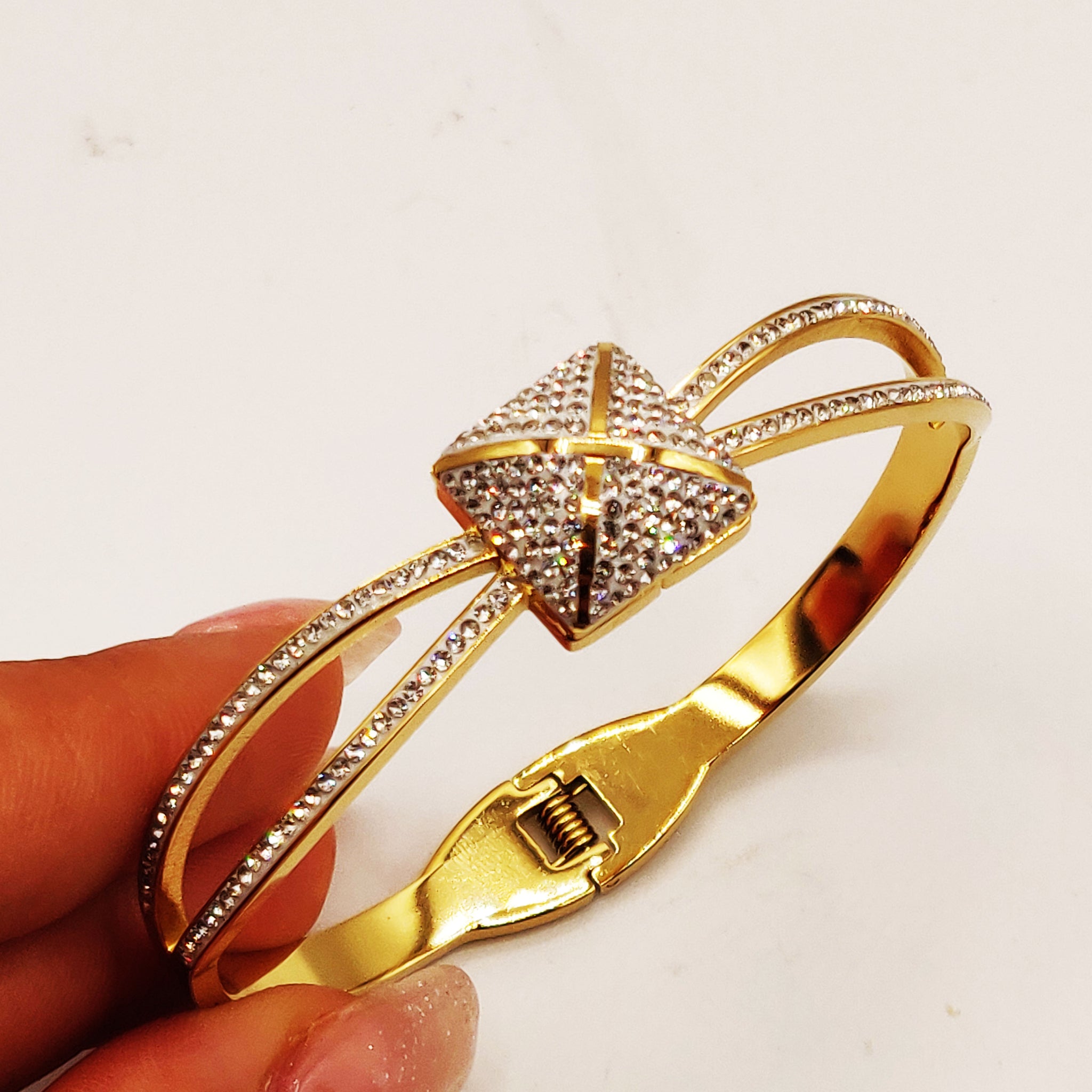 Bracelet Rigide Boucle Carré Bombé X Cristaux