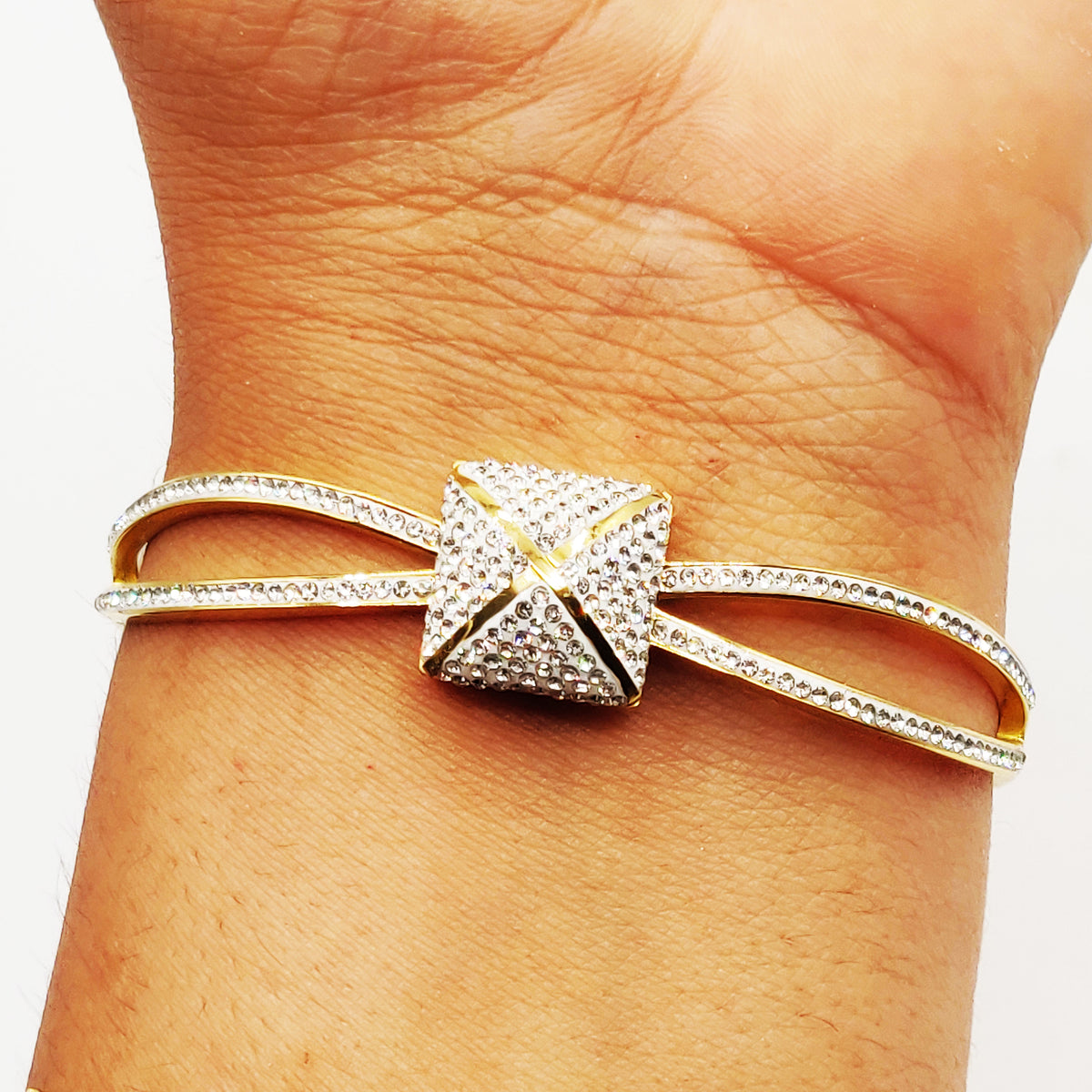 Bracelet Rigide Boucle Carré Bombé X Cristaux