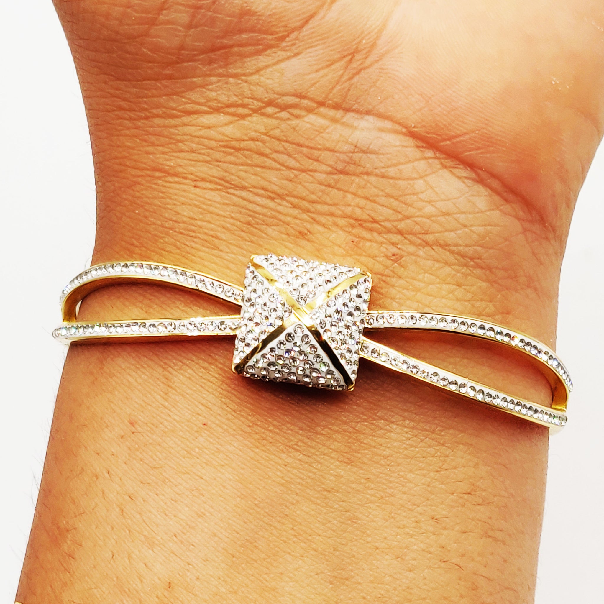 Bracelet Rigide Boucle Carré Bombé X Cristaux