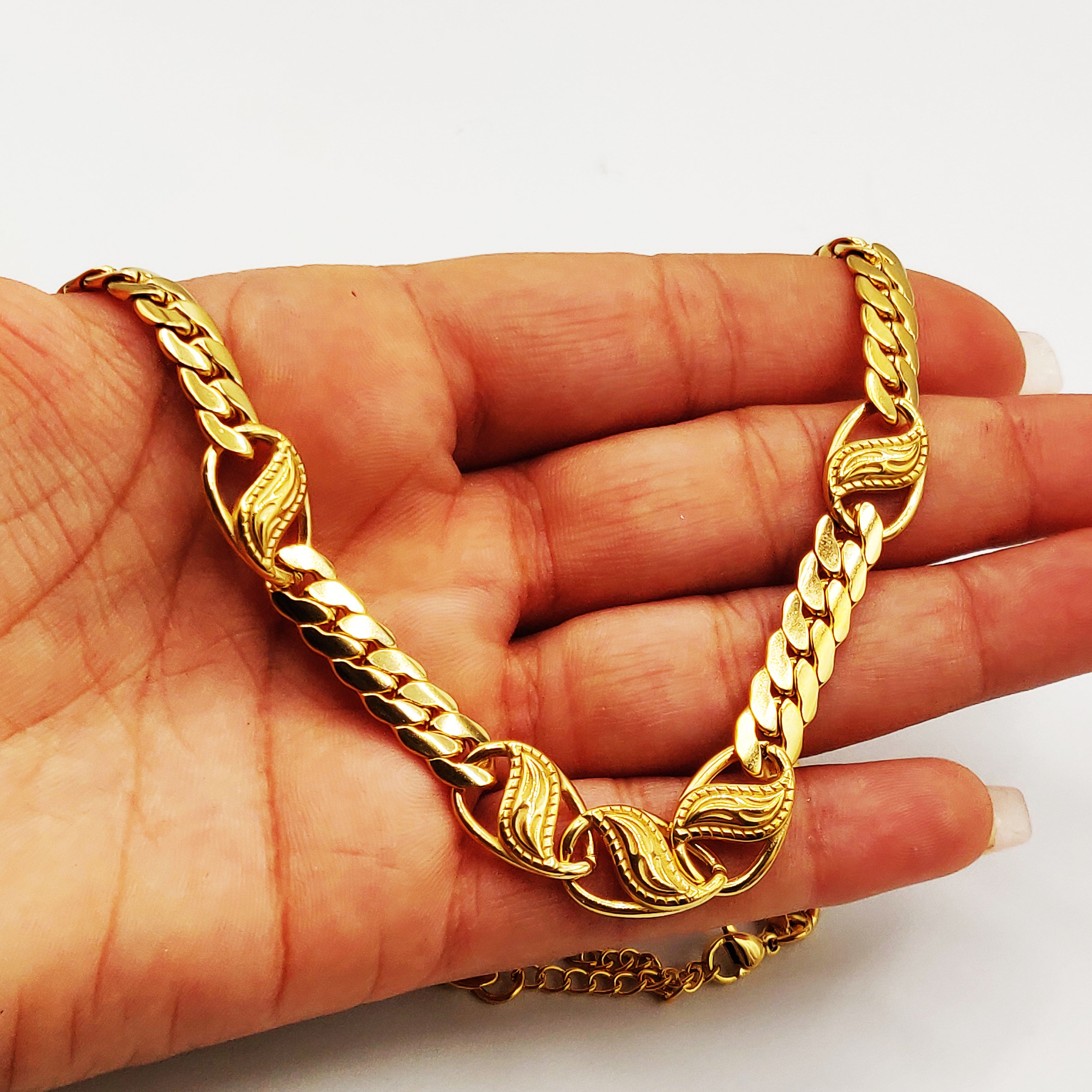 Collier Tresse Resserrée Pendentifs Ovales Orientaux Luxe