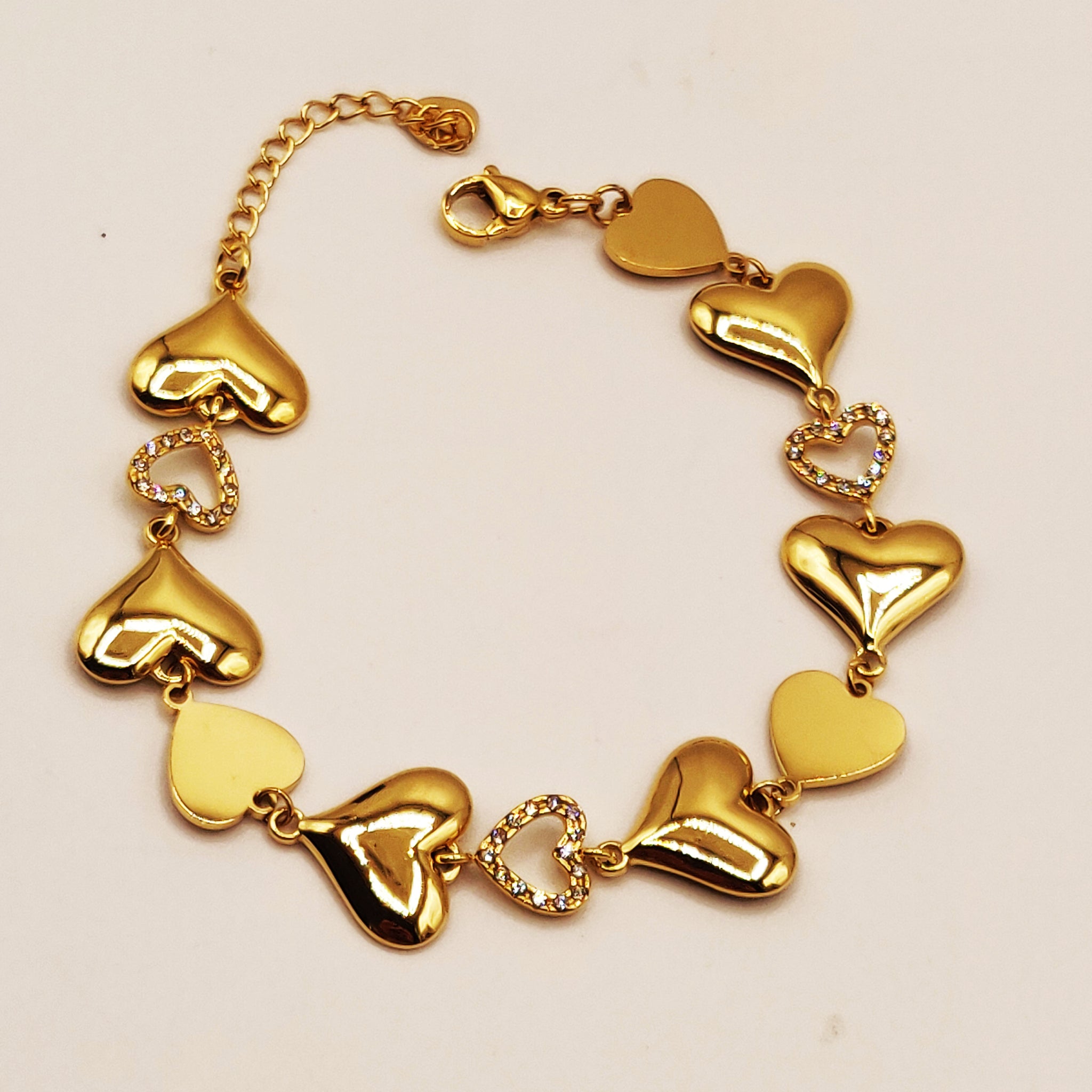 Bracelet Multi Coeurs Dorés et Tour Cristaux Luxe