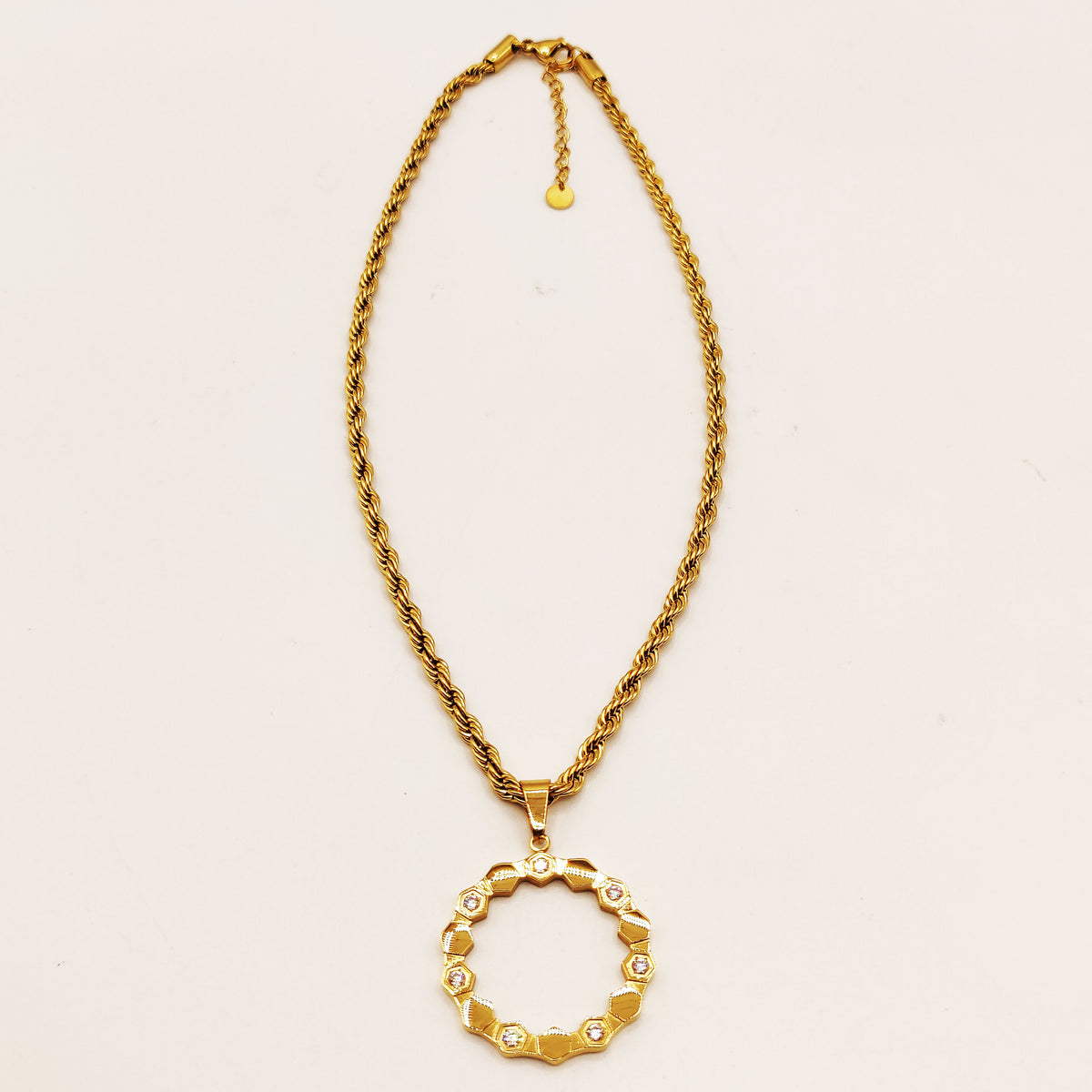 Collier Torsade Cercle Hexagones Dorés et Cristaux Luxe