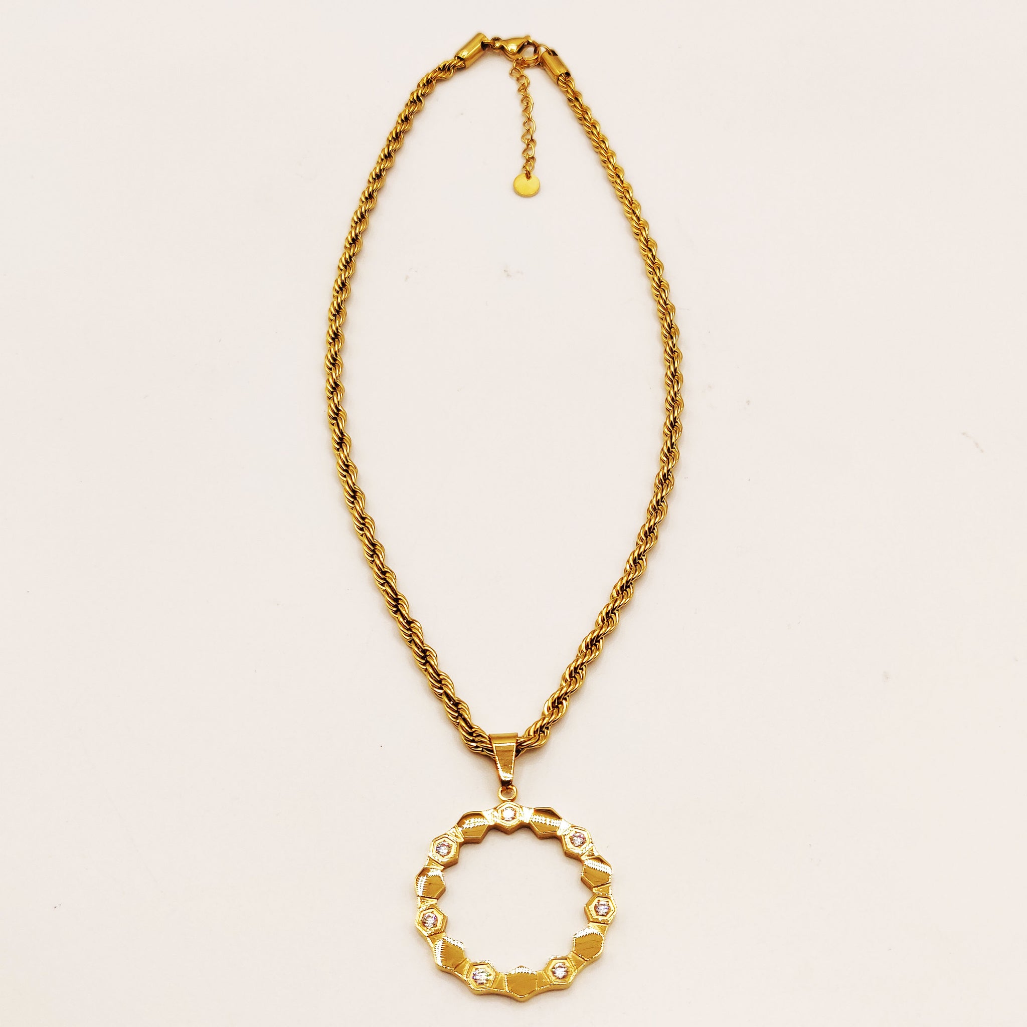 Collier Torsade Cercle Hexagones Dorés et Cristaux Luxe