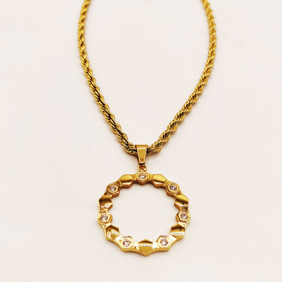 Collier Torsade Cercle Hexagones Dorés et Cristaux Luxe