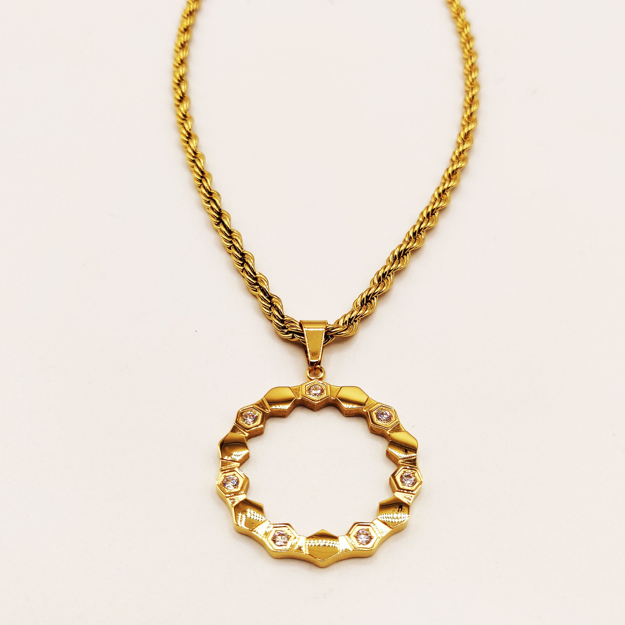 Collier Torsade Cercle Hexagones Dorés et Cristaux Luxe