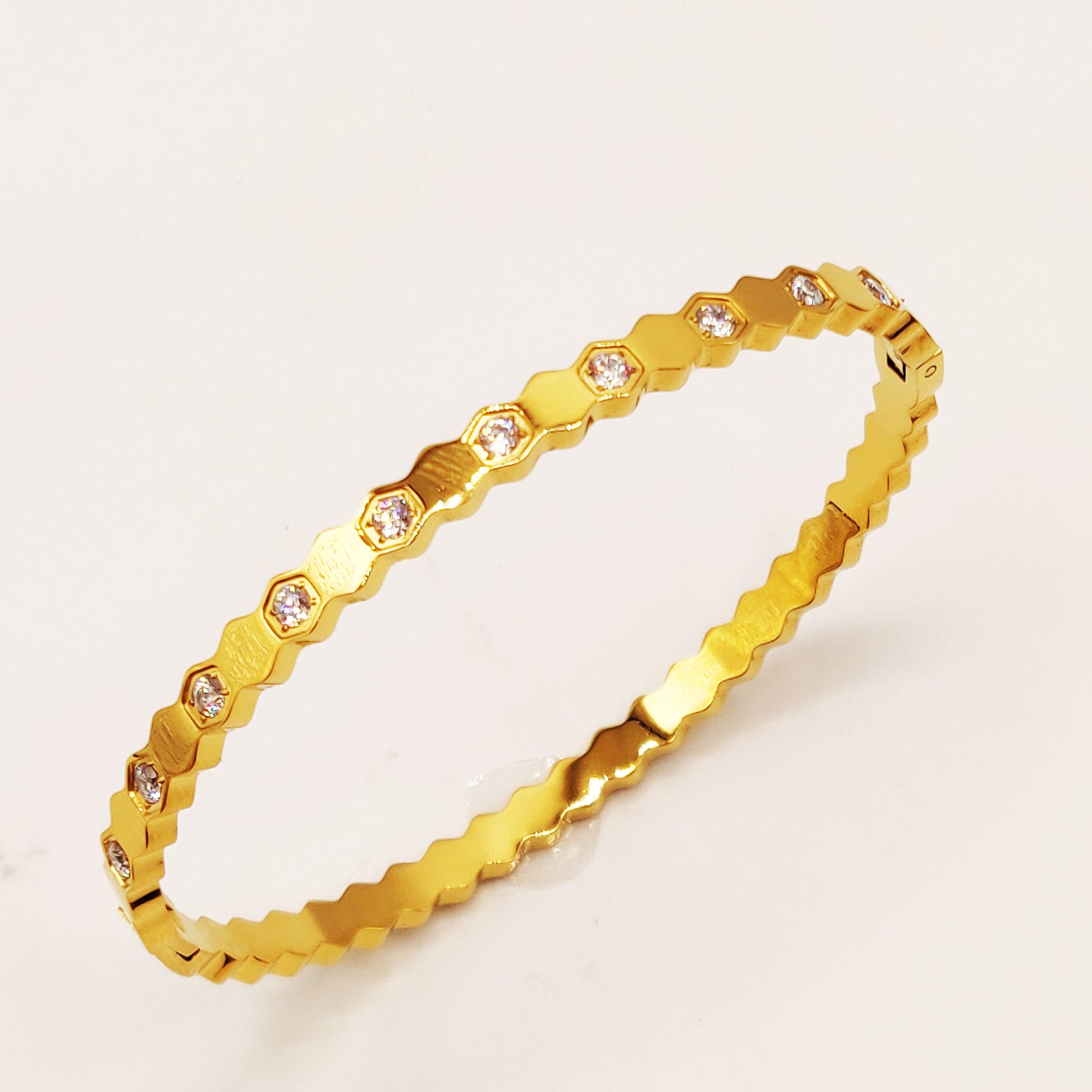 Bracelet Rigide Hexagones Dorés et Cristaux Luxe