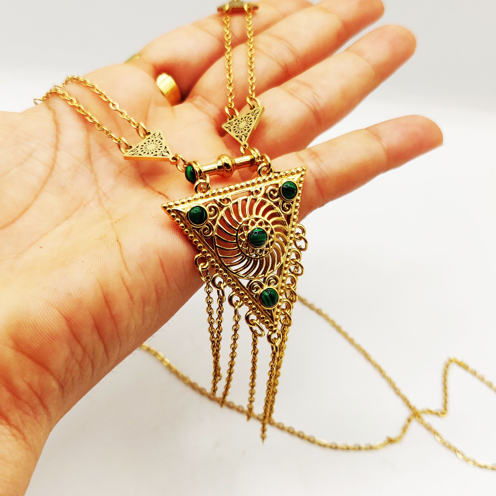 Collier / Sautoir Triangle Motifs Orientaux Pierres Vertes Luxe