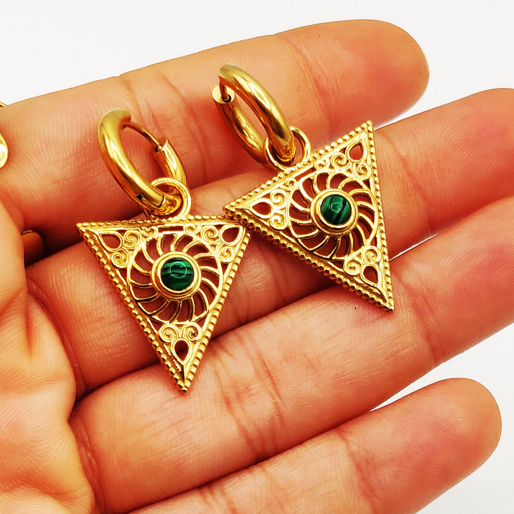 Boucles d'oreilles Triangle Motifs Orientaux Pierres Vertes Luxe