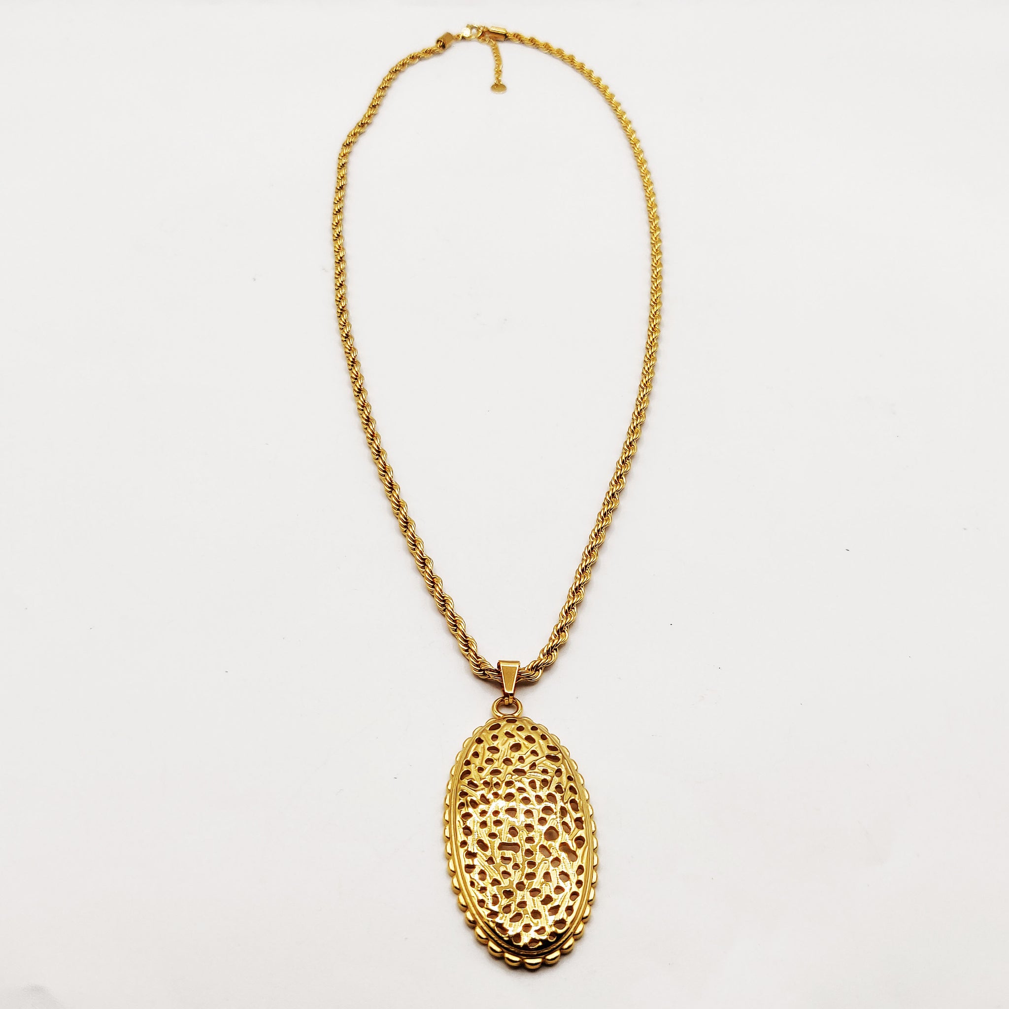 Collier / Sautoir Torsade Grand Pendentif Ovale Troué Luxe