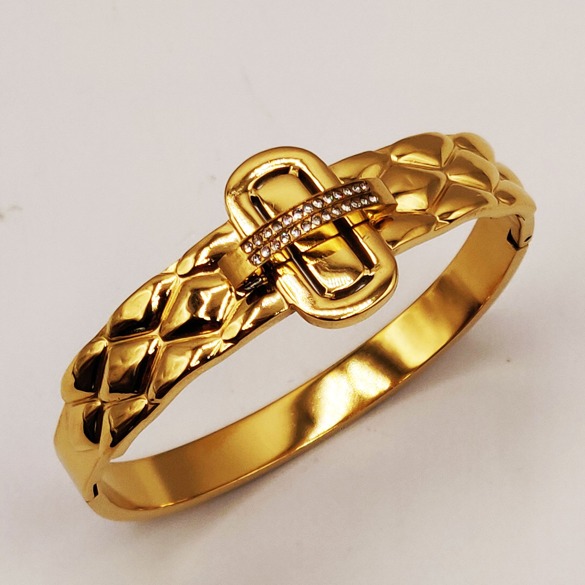 Bracelet Rigide Matelassé Motif Ovale Cristaux Luxe