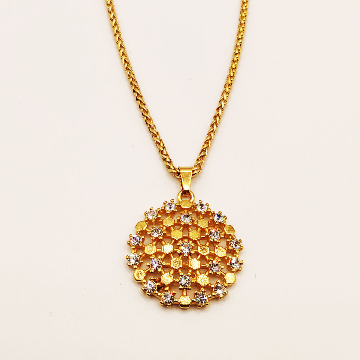 Collier Rond Hexagones Dorés et Cristaux Luxe