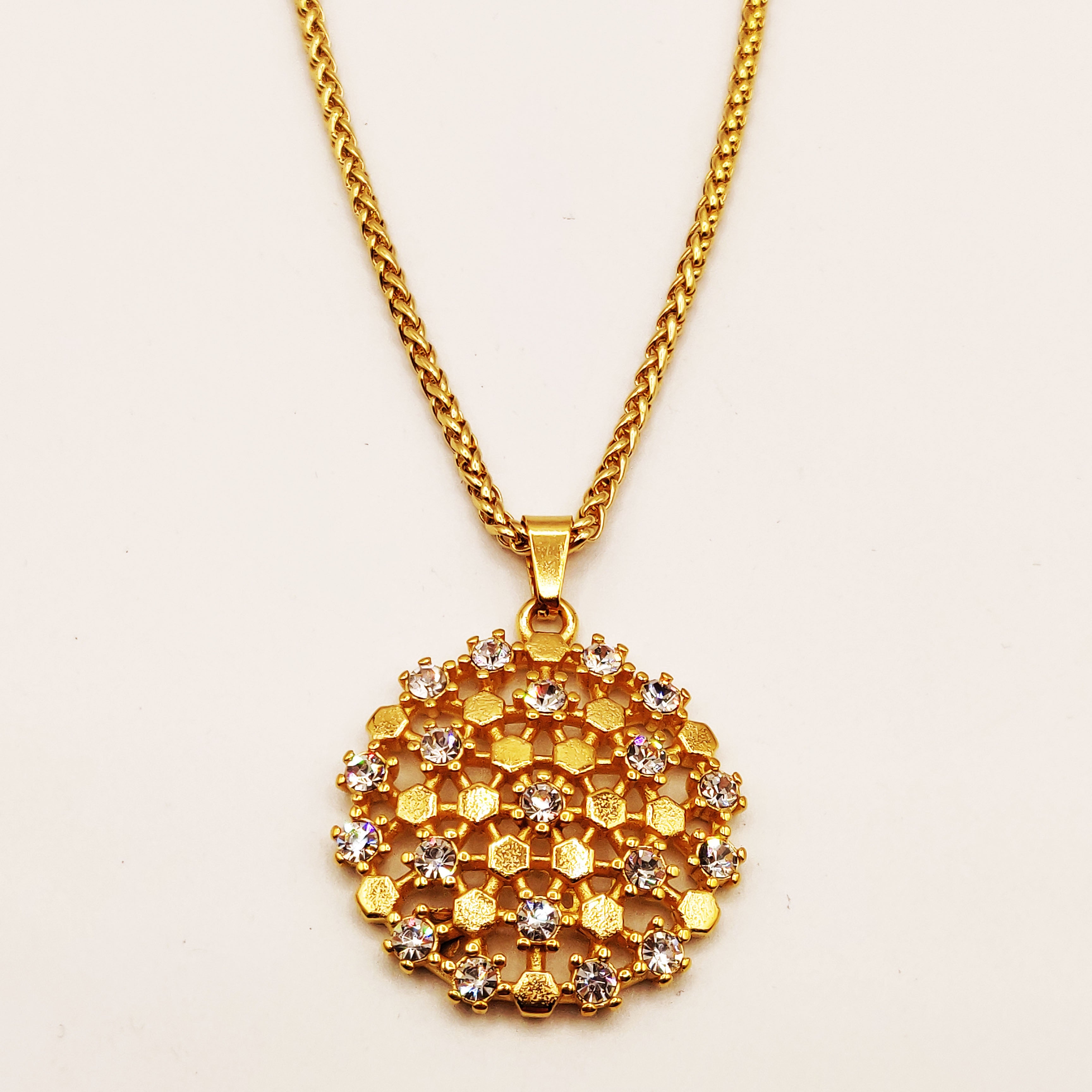 Collier Rond Hexagones Dorés et Cristaux Luxe