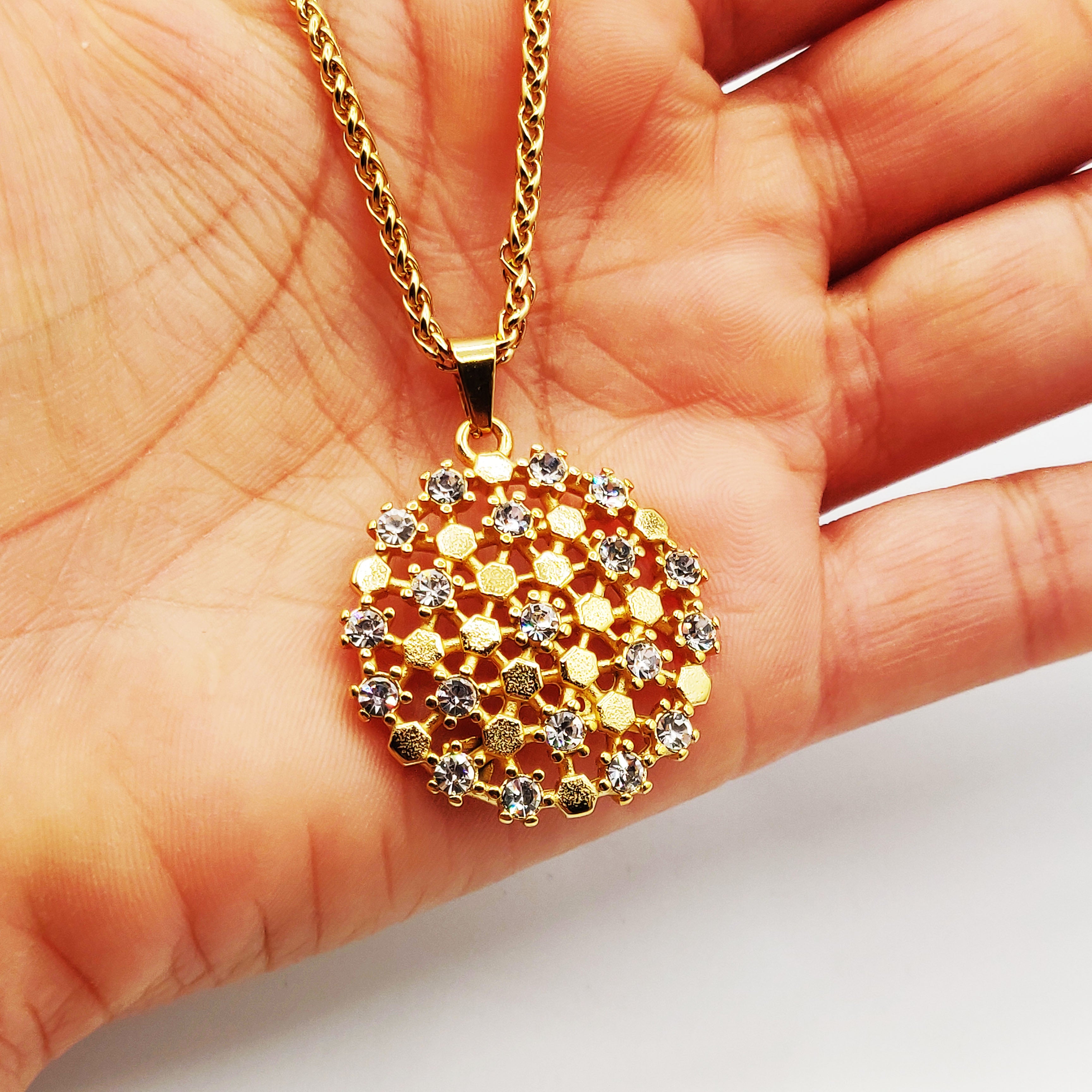 Collier Rond Hexagones Dorés et Cristaux Luxe