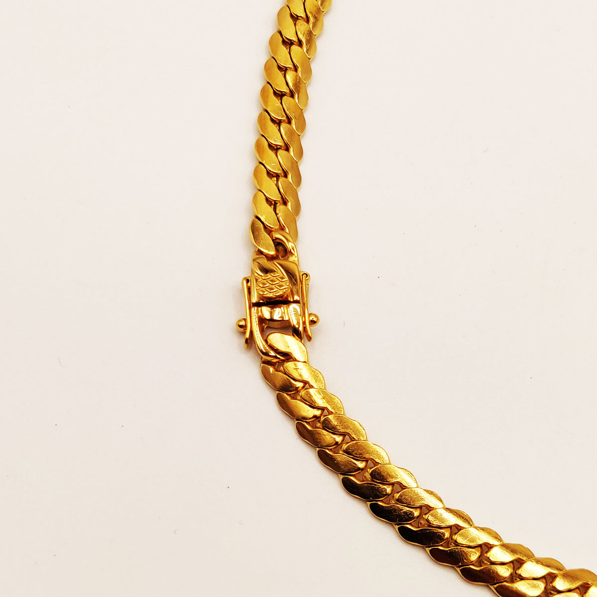 Collier Tresse Resserrée Ras de Cou Fermeture Originale Luxe